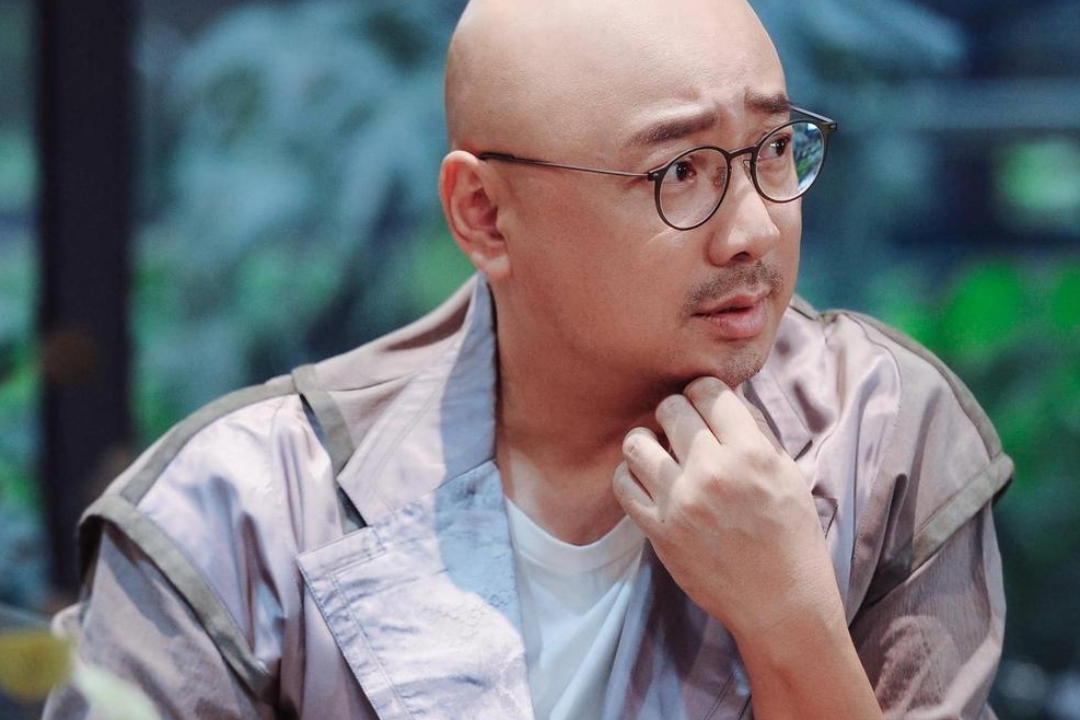 导演徐峥说,拍摄泰囧,我要去泰国选景,老婆陶红让我抹点化妆品,去死皮