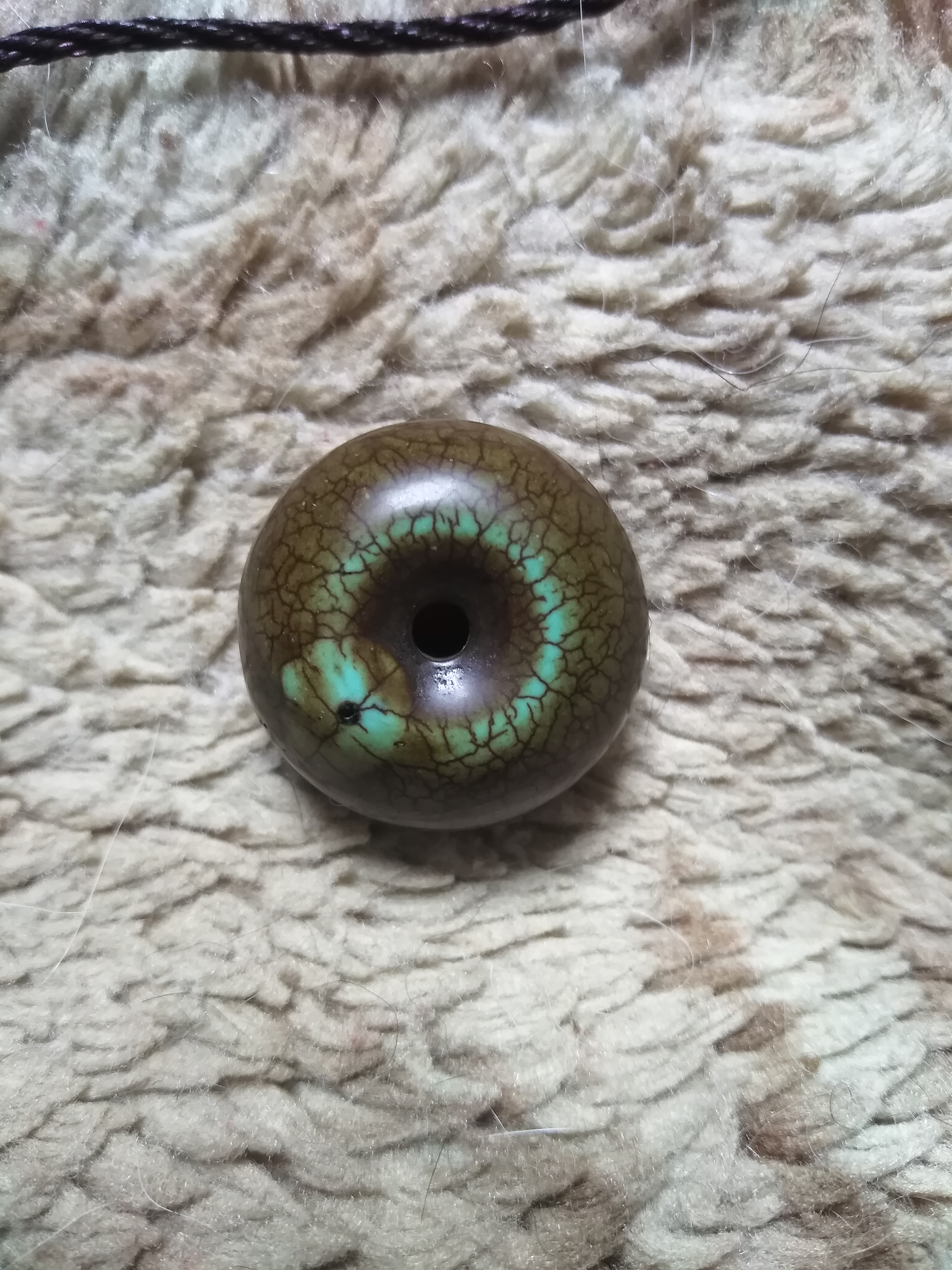 一度怀疑是什么石 一度怀疑图一是青金石,但对比图二老军绿绿松石发现