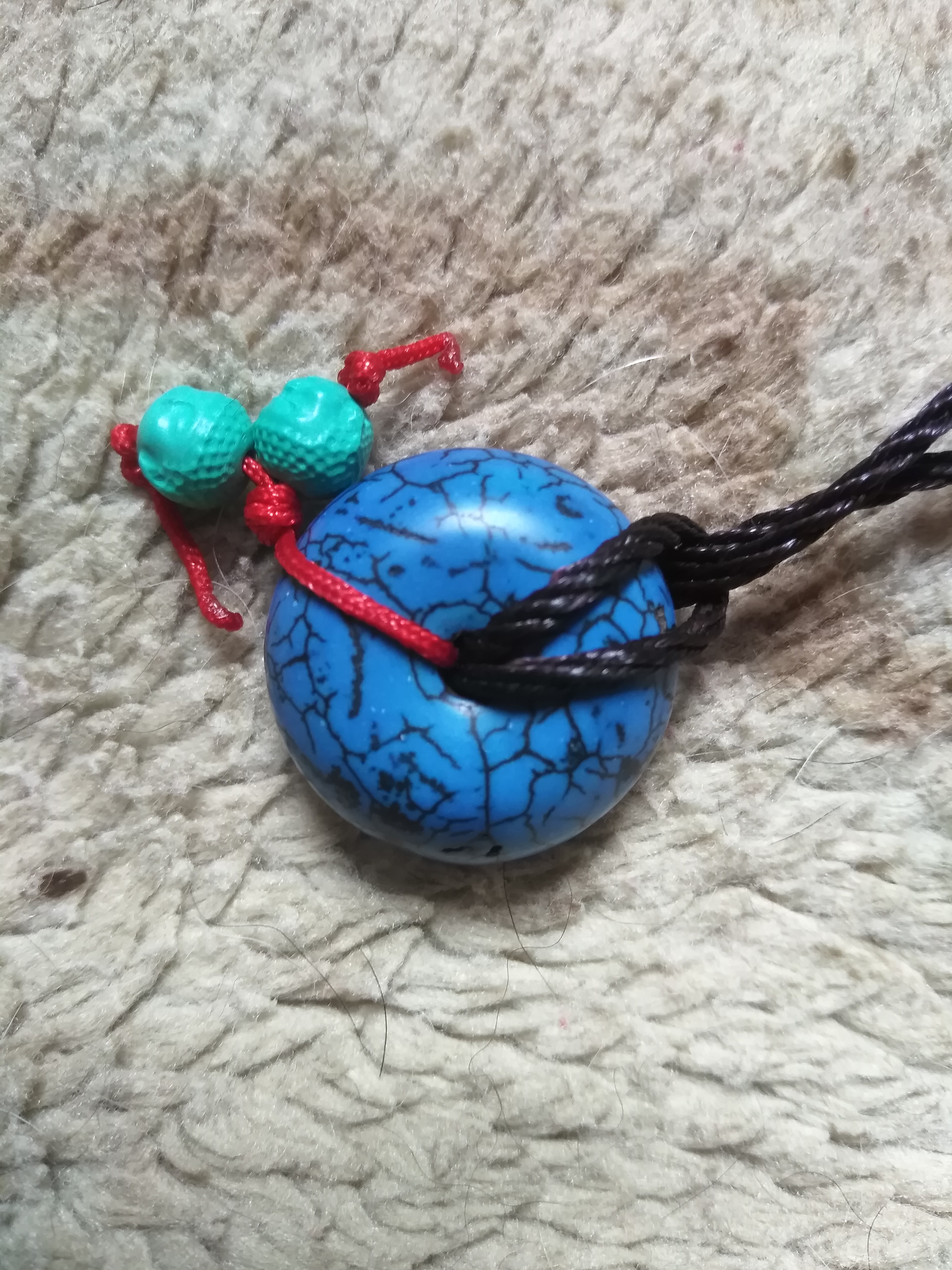 一度怀疑是什么石 一度怀疑图一是青金石,但对比图二老军绿绿松石发现