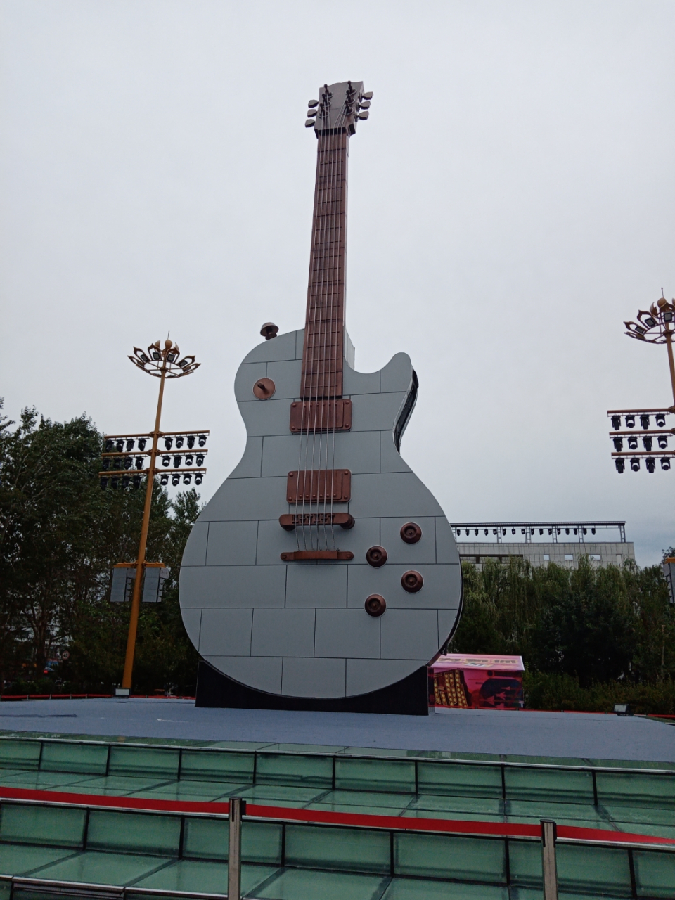 缝纫机乐队的大吉他