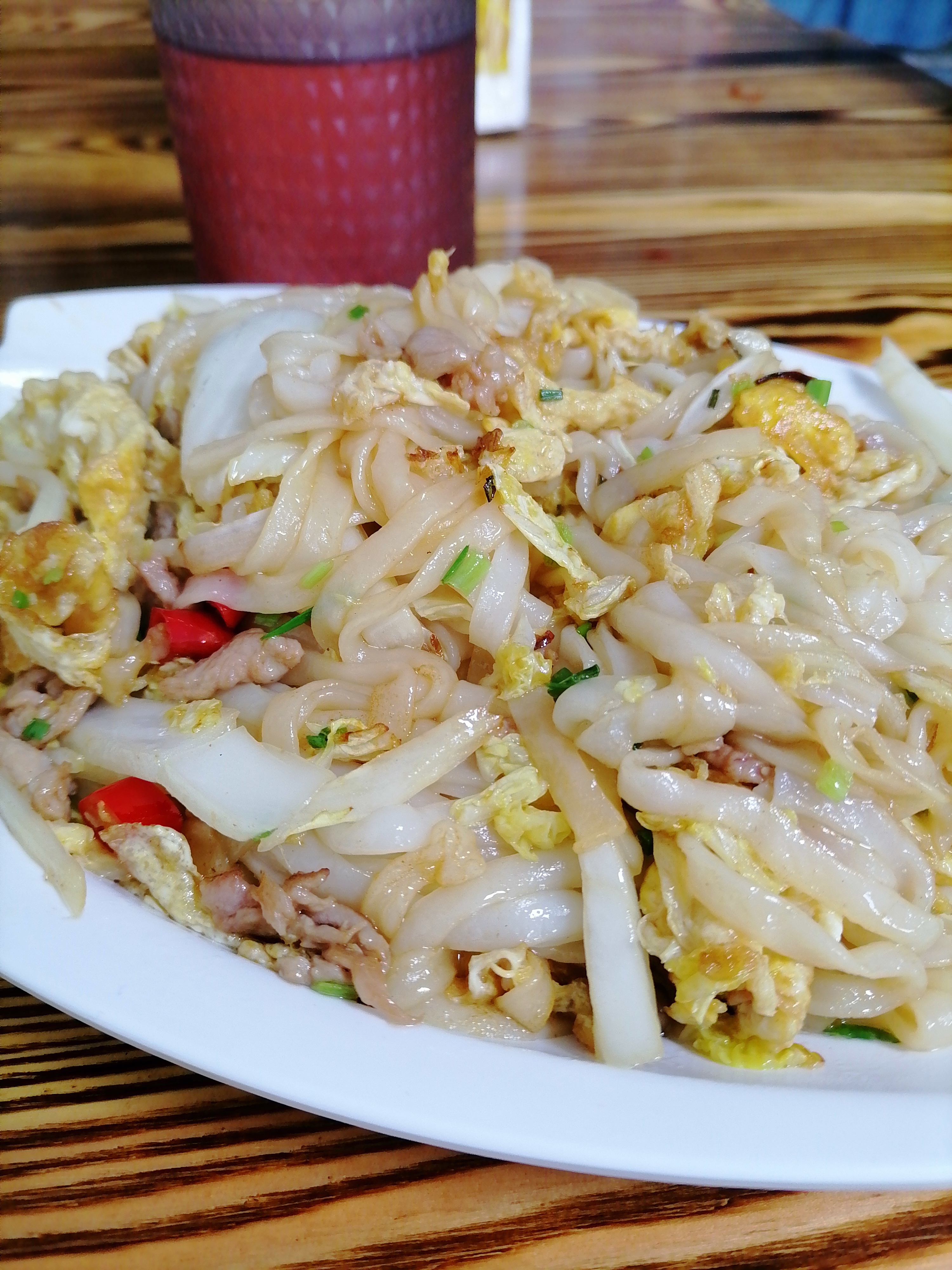 在广西骑行:日常躲雨,来吃个十块钱的炒粉,有肉有蛋,女老板还送河虾给