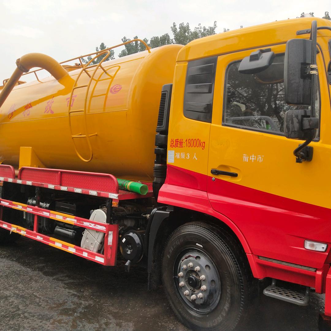 晋中街头,偶遇一辆吸污车,总质量18000kg,花乘3人,为城市清洁默默付出