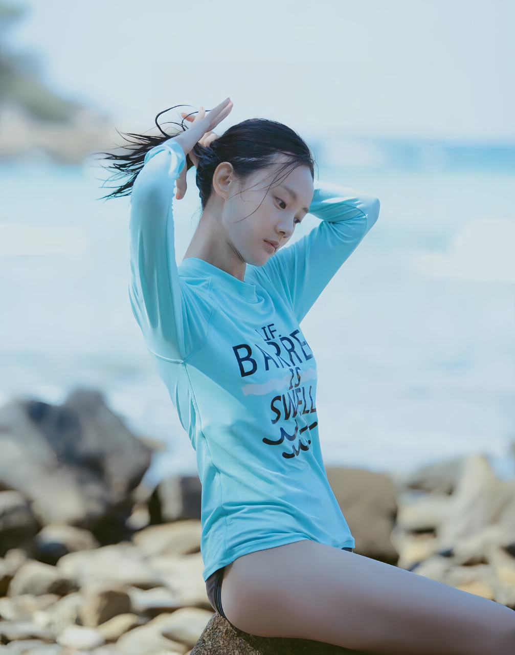 李一桐的泳装写真.#养眼美女# #明星生图大赏