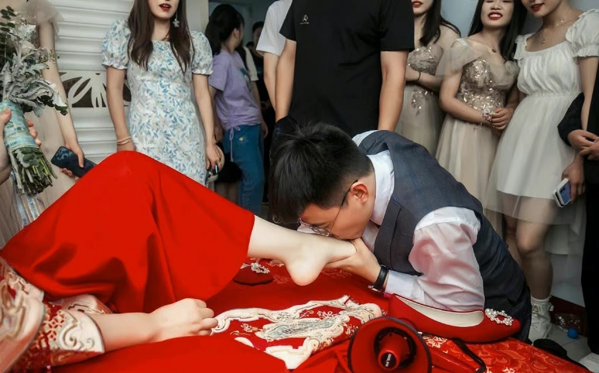 新郎当众亲吻新娘的脚丫,是哪里的风俗?有什么说法吗?