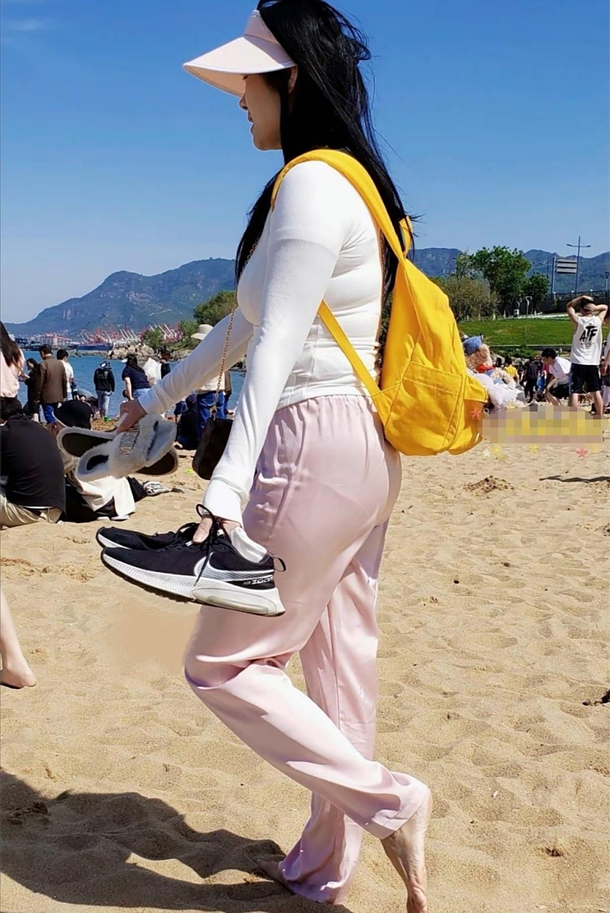 微胖辣妈海边玩水,真惬意,真想一起玩.#夏日生活创作季# #性感好身材