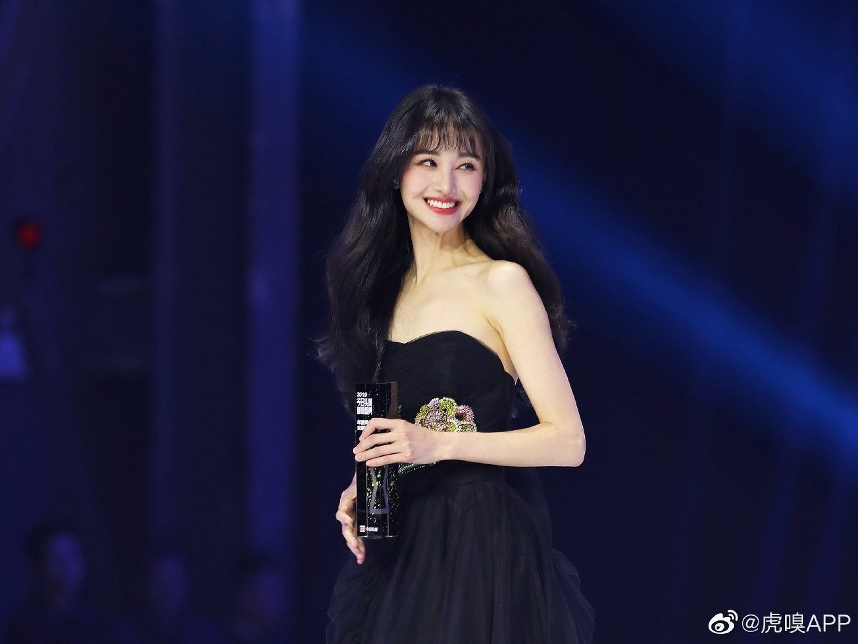 【人民日报评郑爽被处罚:时刻绷紧法治弦,演艺之路才不会坍塌】