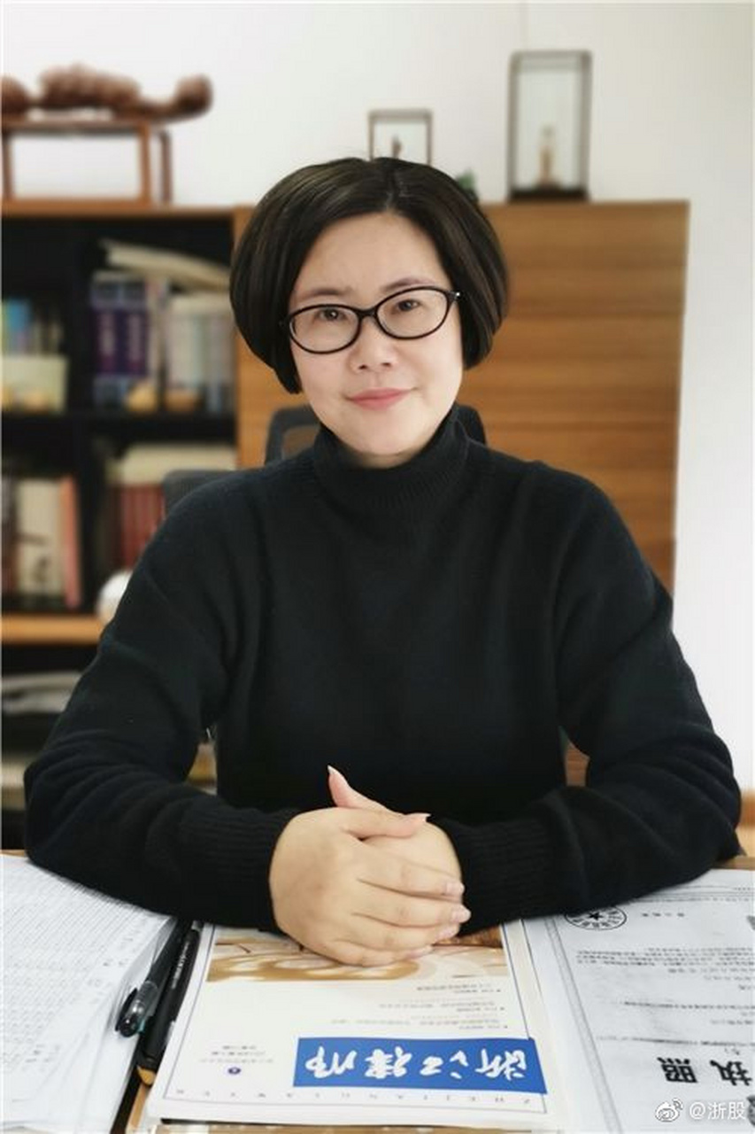 胡敏春先后担任几十家政府及行政机关,企事业单位的法律顾问,为政府