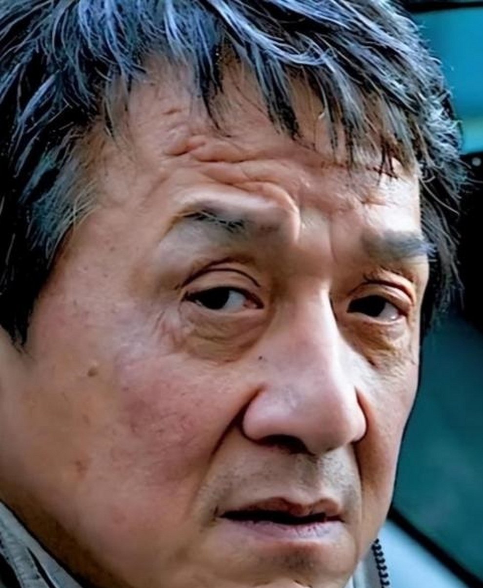 成龙作为全球闻名的动作巨星,生活中的一些事也一直是大众的关注点