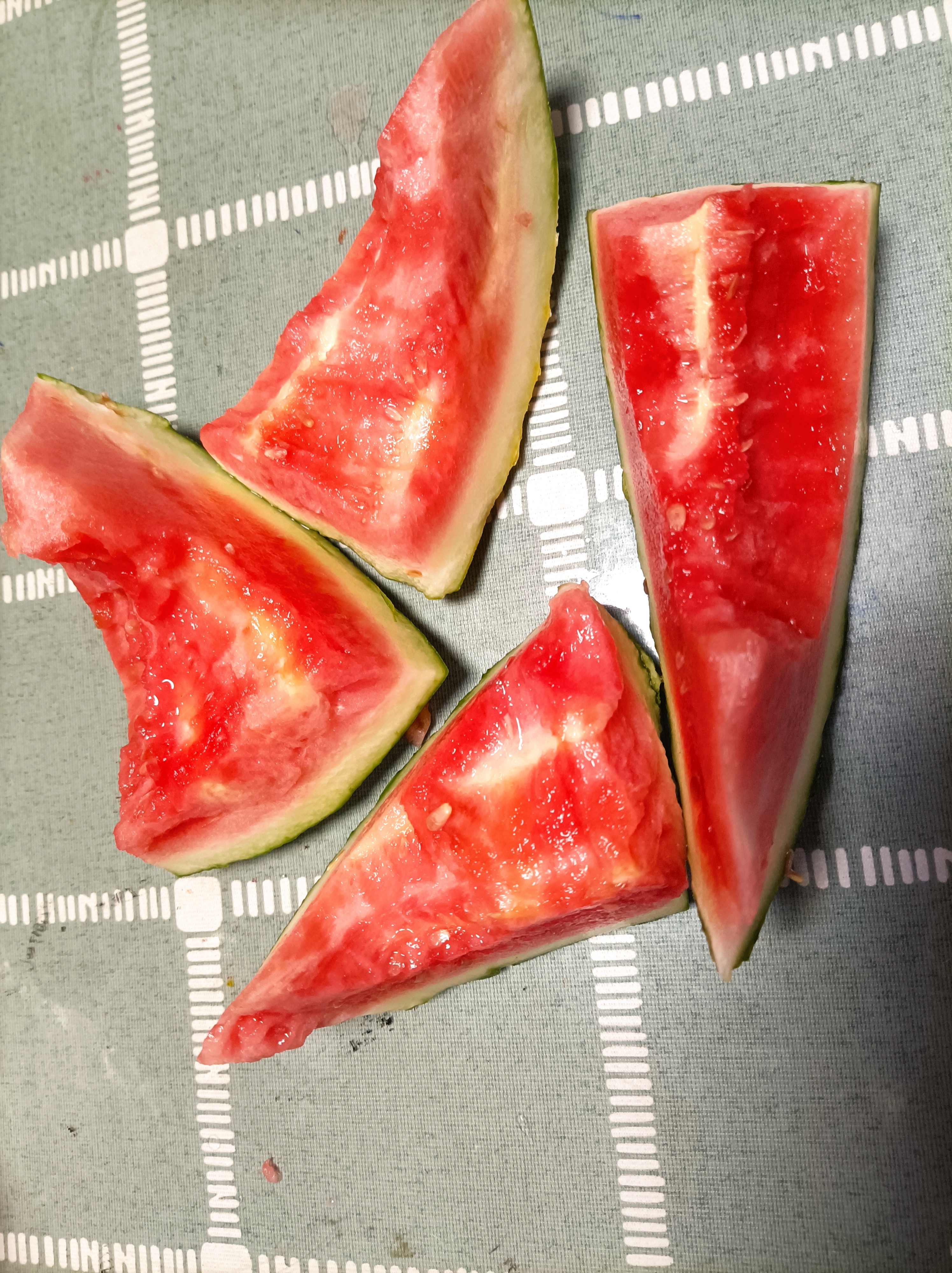 红色西瓜瓤子里面有条状白痕,而且吃起来生的口感,是不是过度催熟的