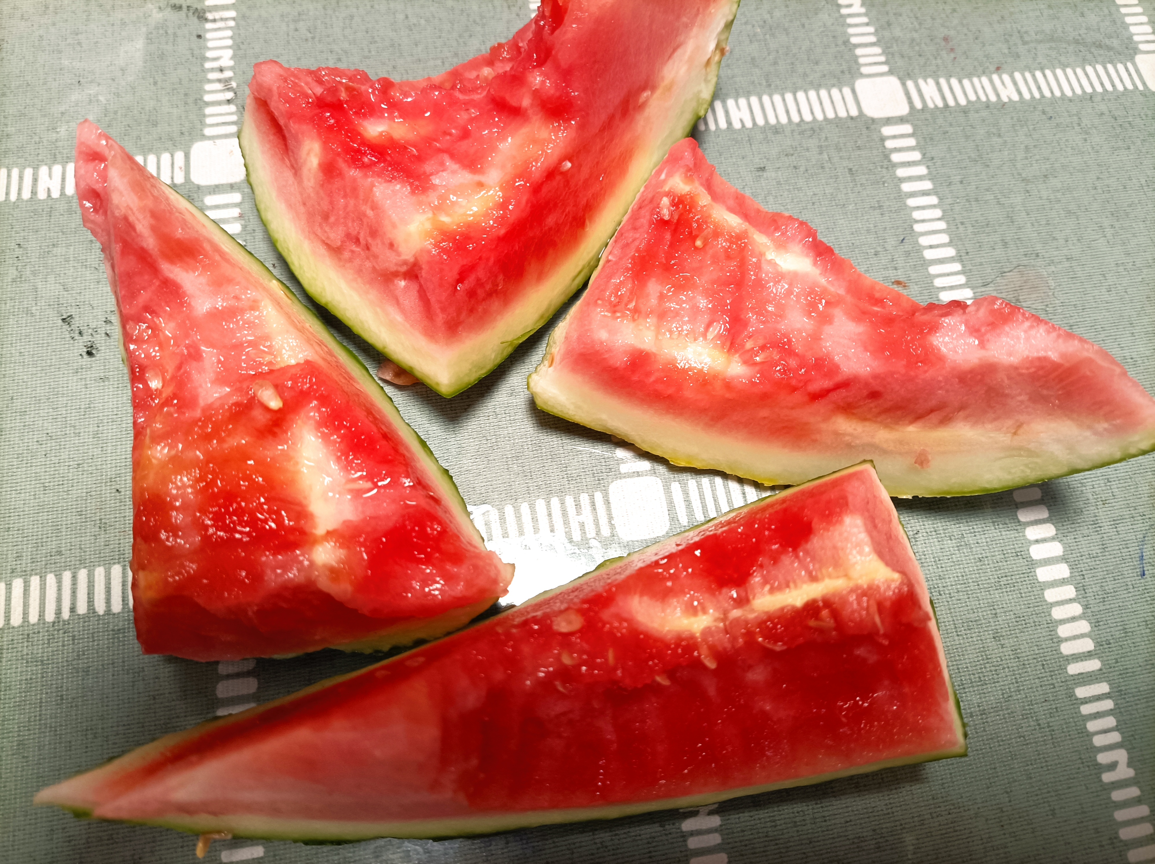 红色西瓜瓤子里面有条状白痕,而且吃起来生的口感,是不是过度催熟的