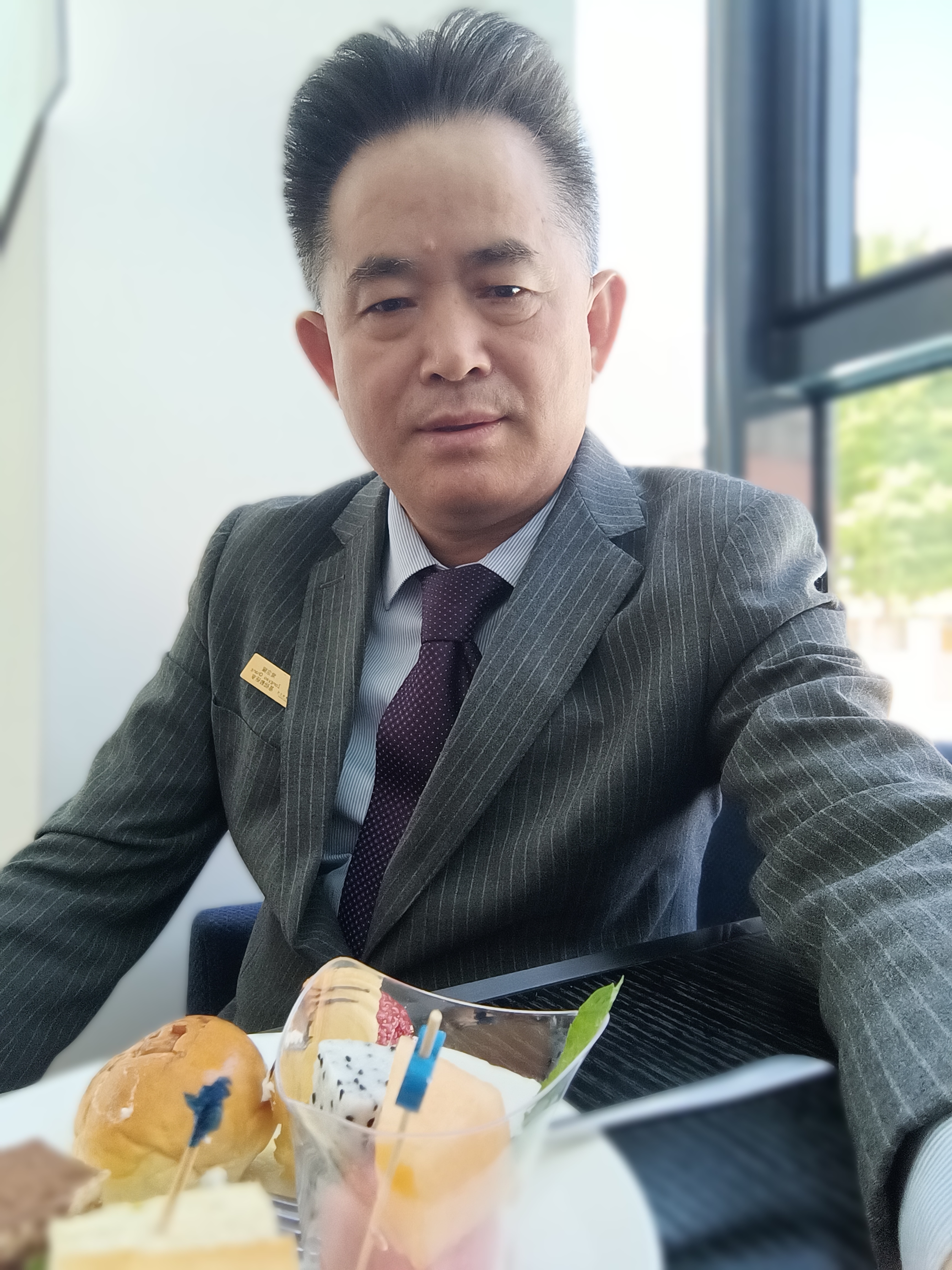 💼👨‍💼 在繁忙的商务场合,他总是穿着得体
