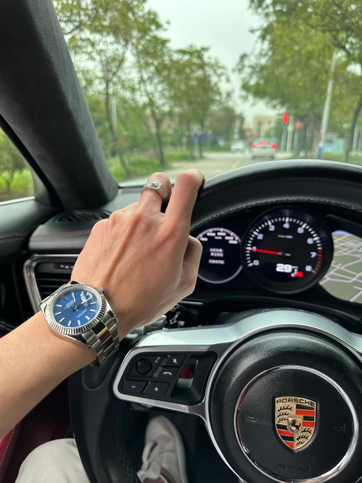 本人零零后,还是个农村人,并没有强大的背景,也豪车男车内