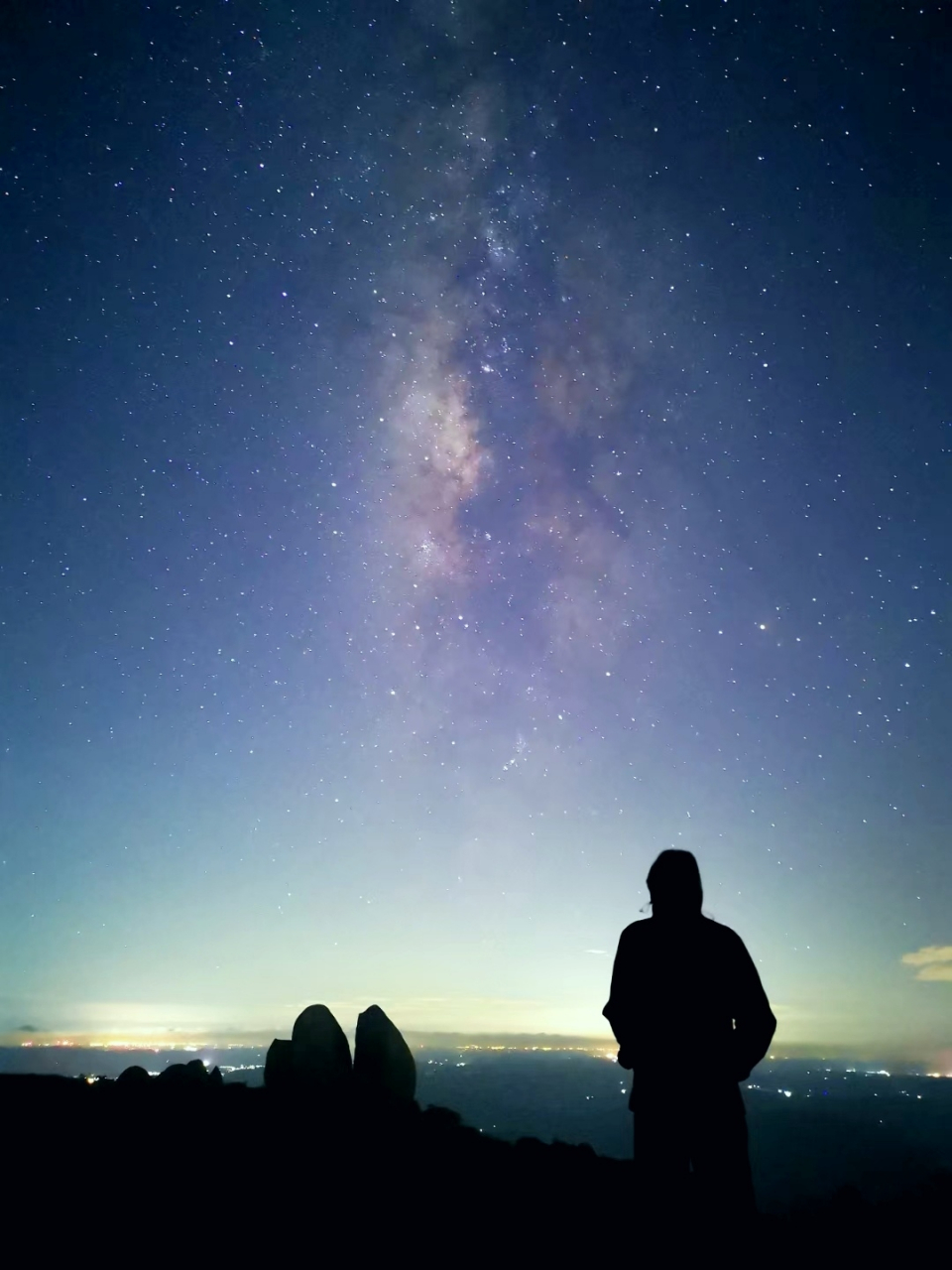 仰望星空,闻着夜的味道,看着星空的璀璨,品着夜色的的美景,让人感觉到