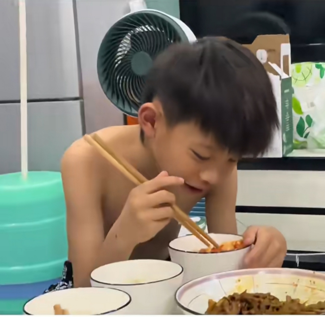 这体型差亮了,同一个爸妈生的,从小吃住在一起