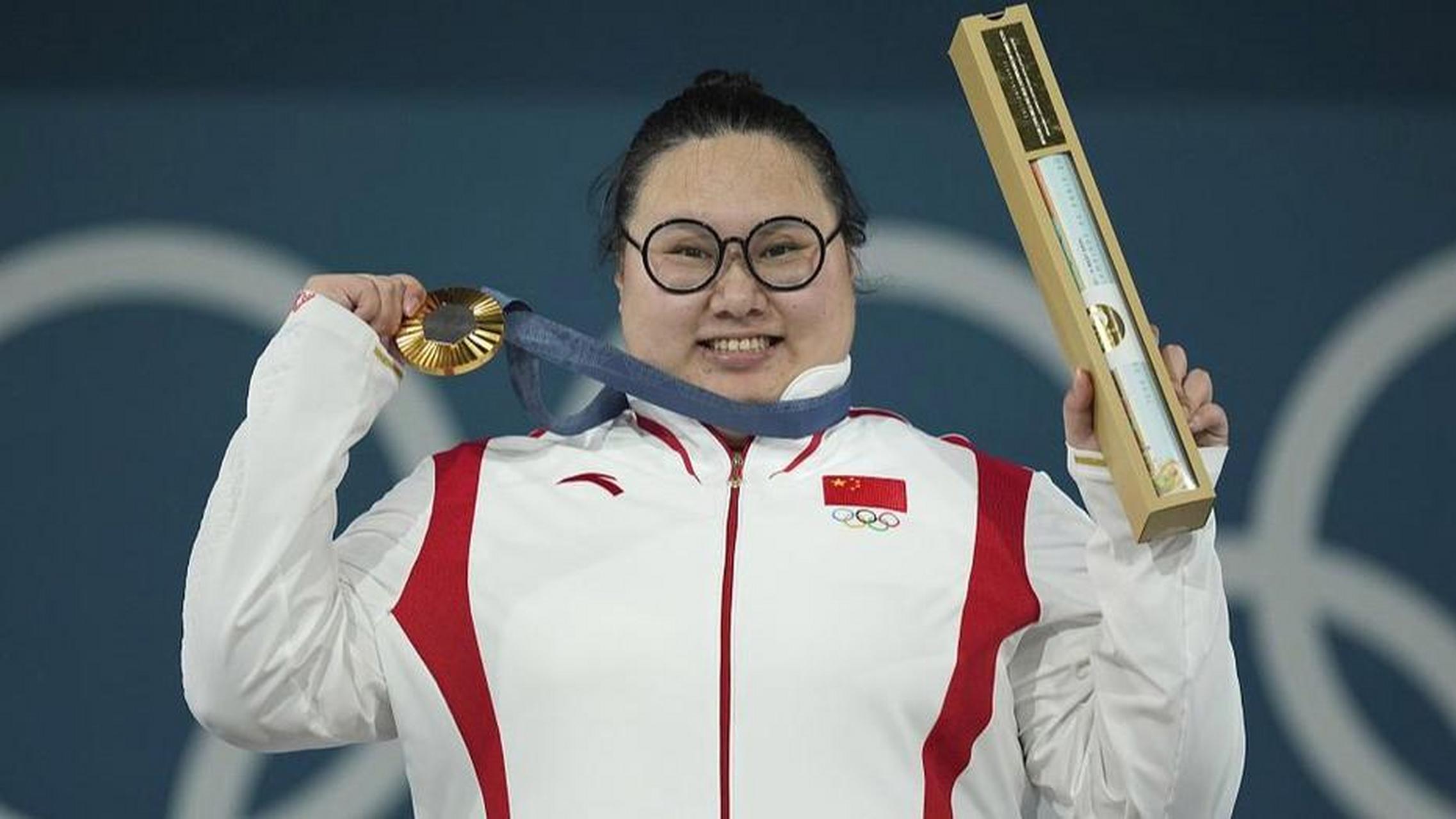 巴黎奥运会举重女子81公斤以上级决赛,李雯雯夺冠后兴奋大喊:下班了!