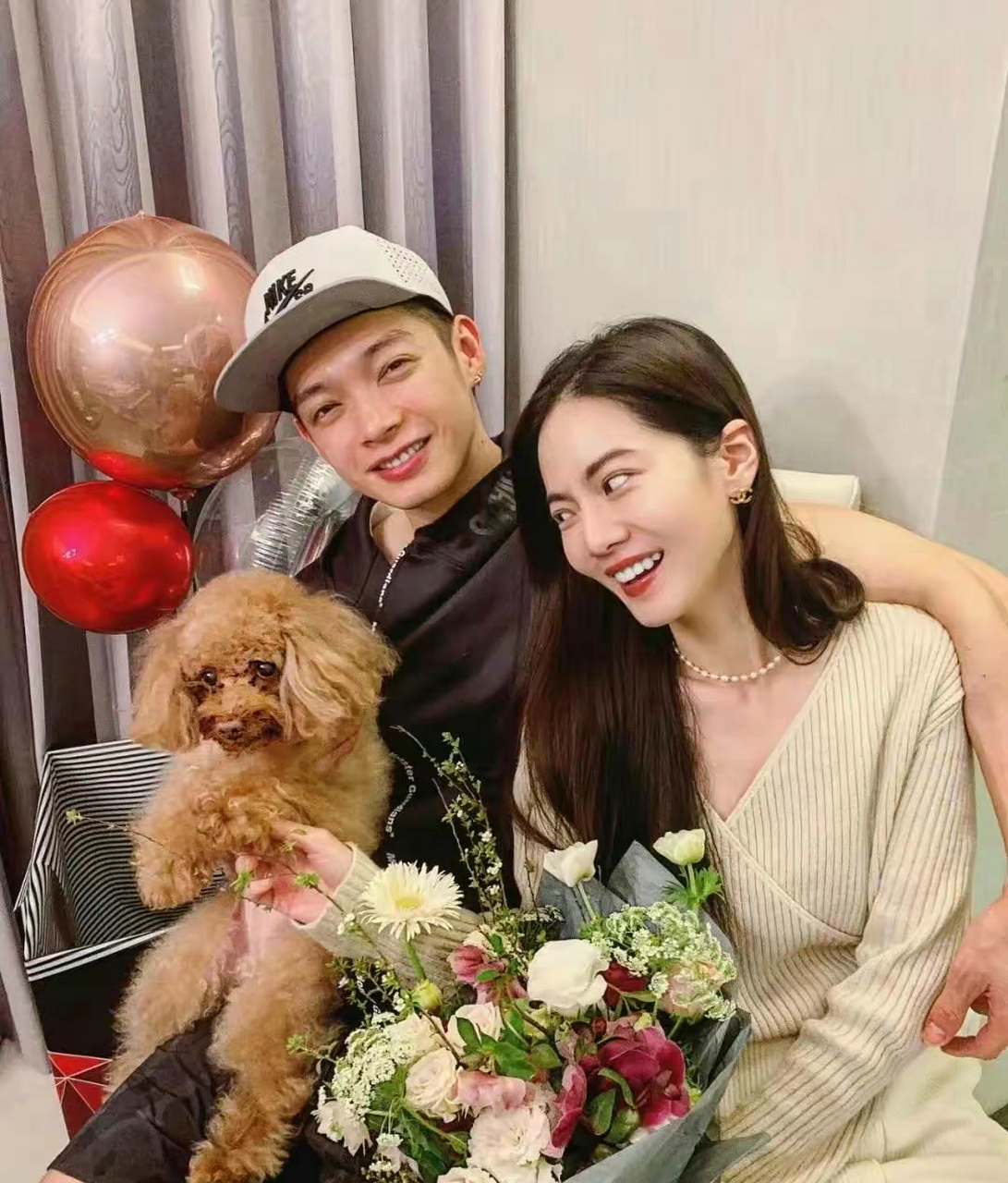 辰亦儒曾之乔结婚四年,今天宣布有了宝宝,两个人都好爱笑,宝宝一定也