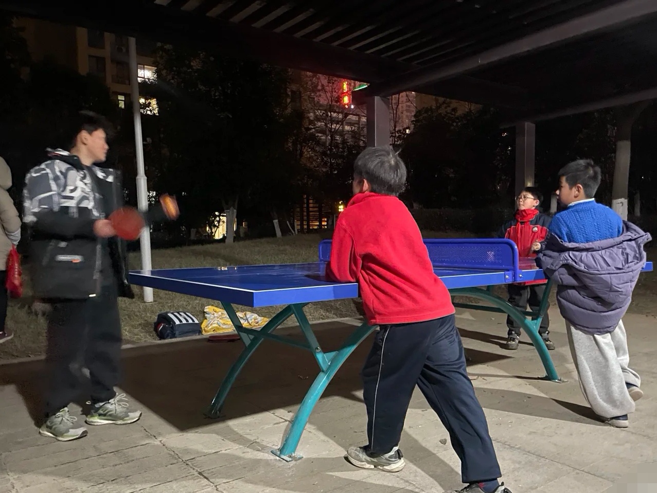 乒乓球是我们社区最火的体育运动了,冬天小孩们也不怕冷,围着小区里的