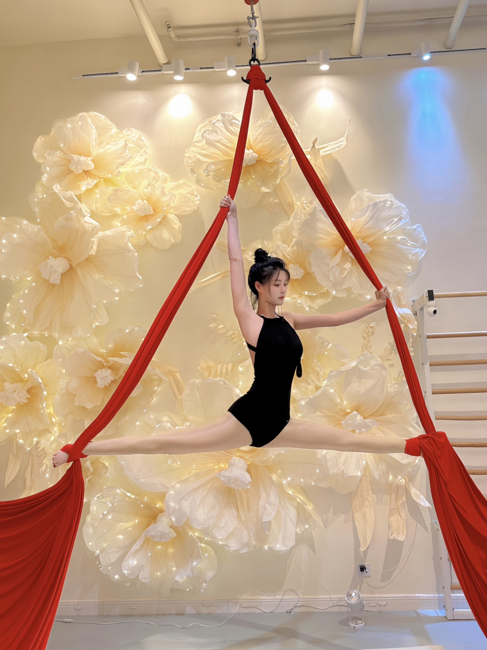 练空中瑜伽的美女