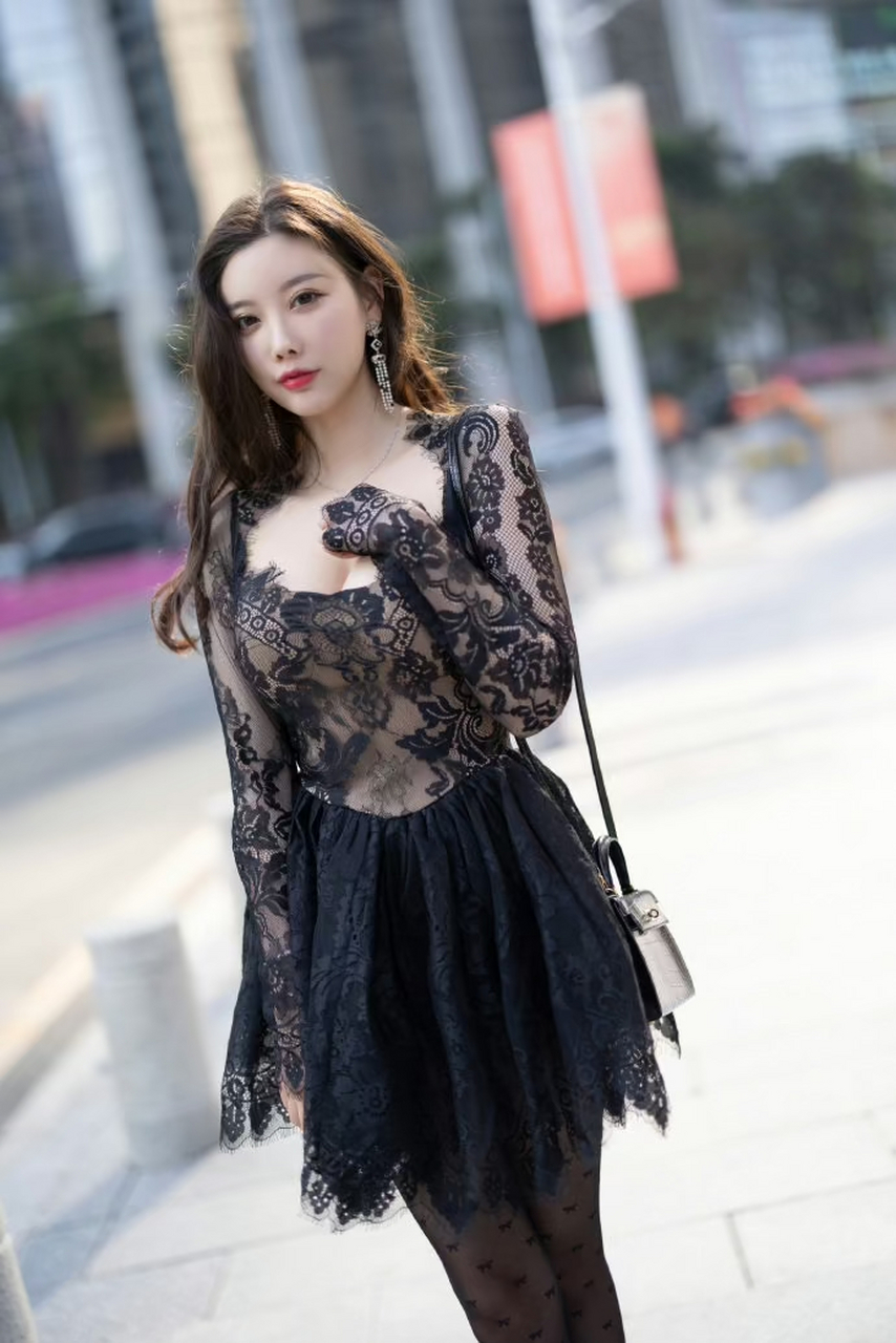 黑色蕾丝裙美女街拍