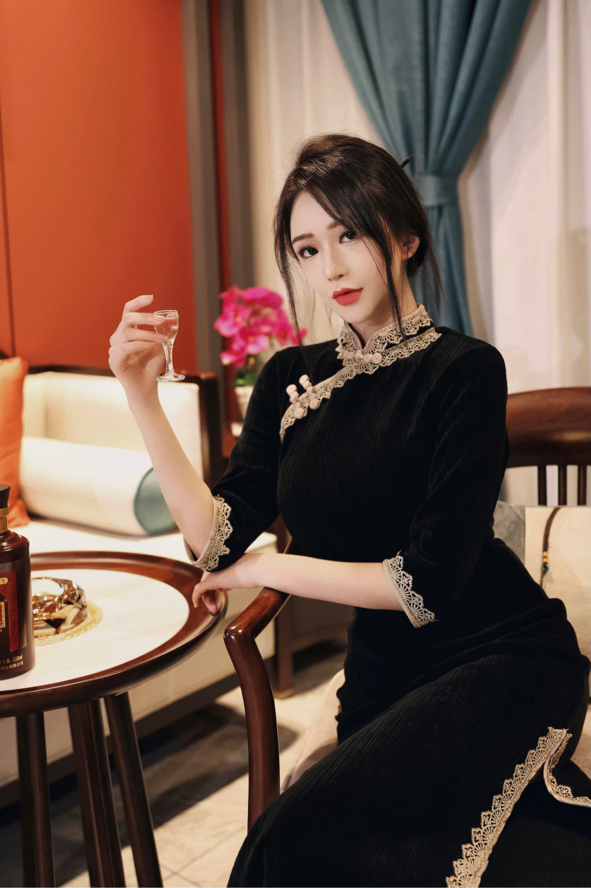 黑色旗袍美女一人饮酒醉