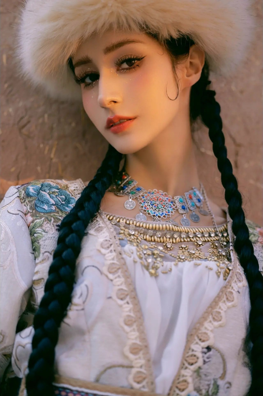 民族服饰的美女这衣服是蒙古袍吗