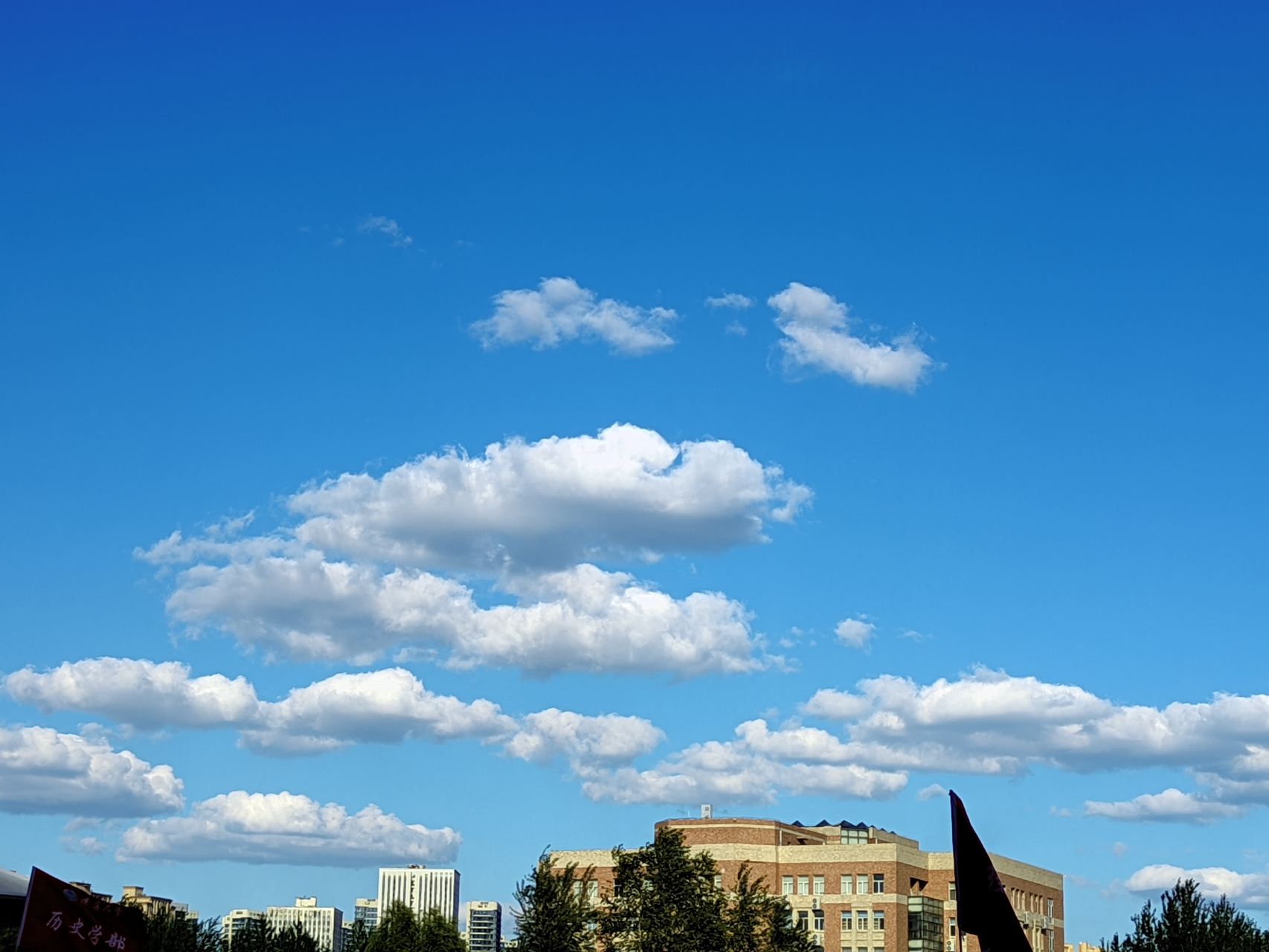 云朵在天空中悠闲地漂浮,仿佛触手可及.