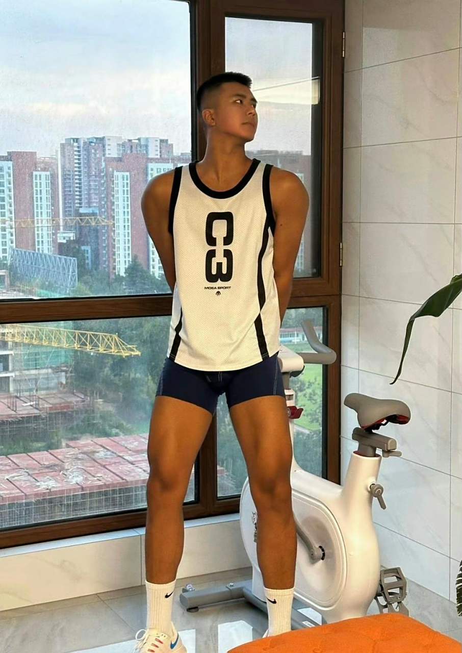 黑皮#体育生#帅哥,室内 #健身# 常锻炼,保持好身材!