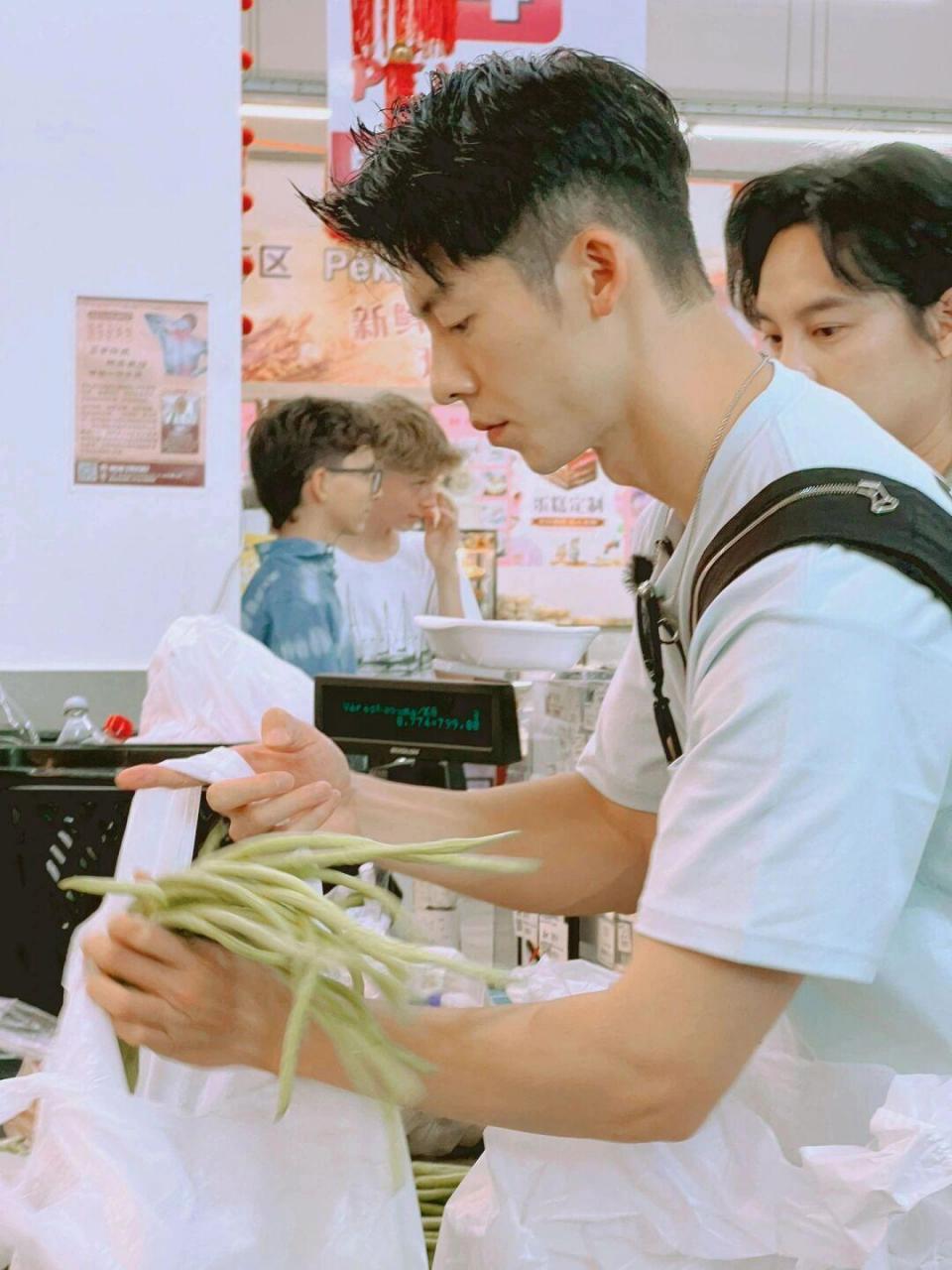 中餐厅许光汉个人买菜秀场[欧耶]行走的荷尔蒙又酷又帅!