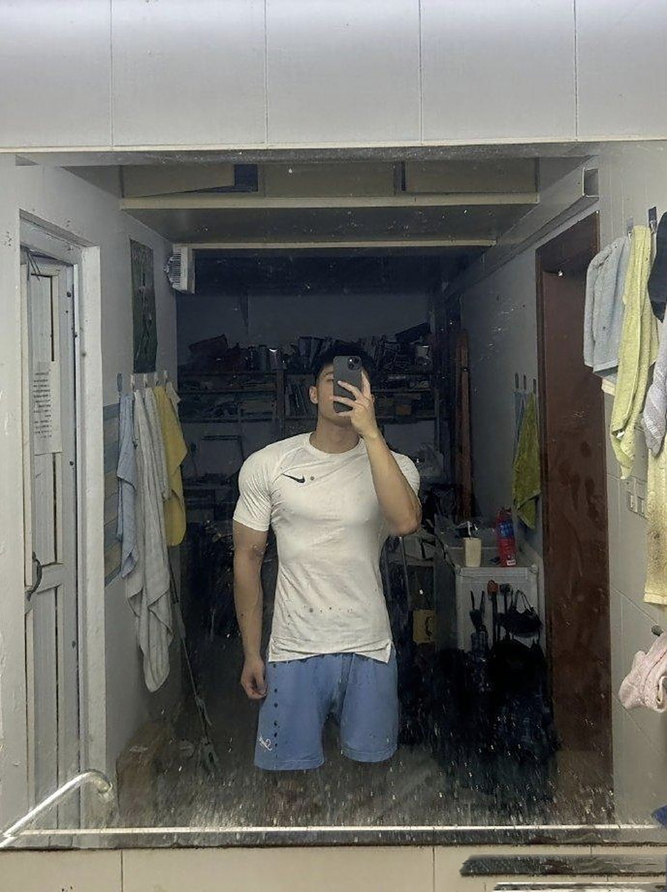 直男味儿很重的#腹肌# #体育生# 小哥,简称臭男人.[吃瓜]