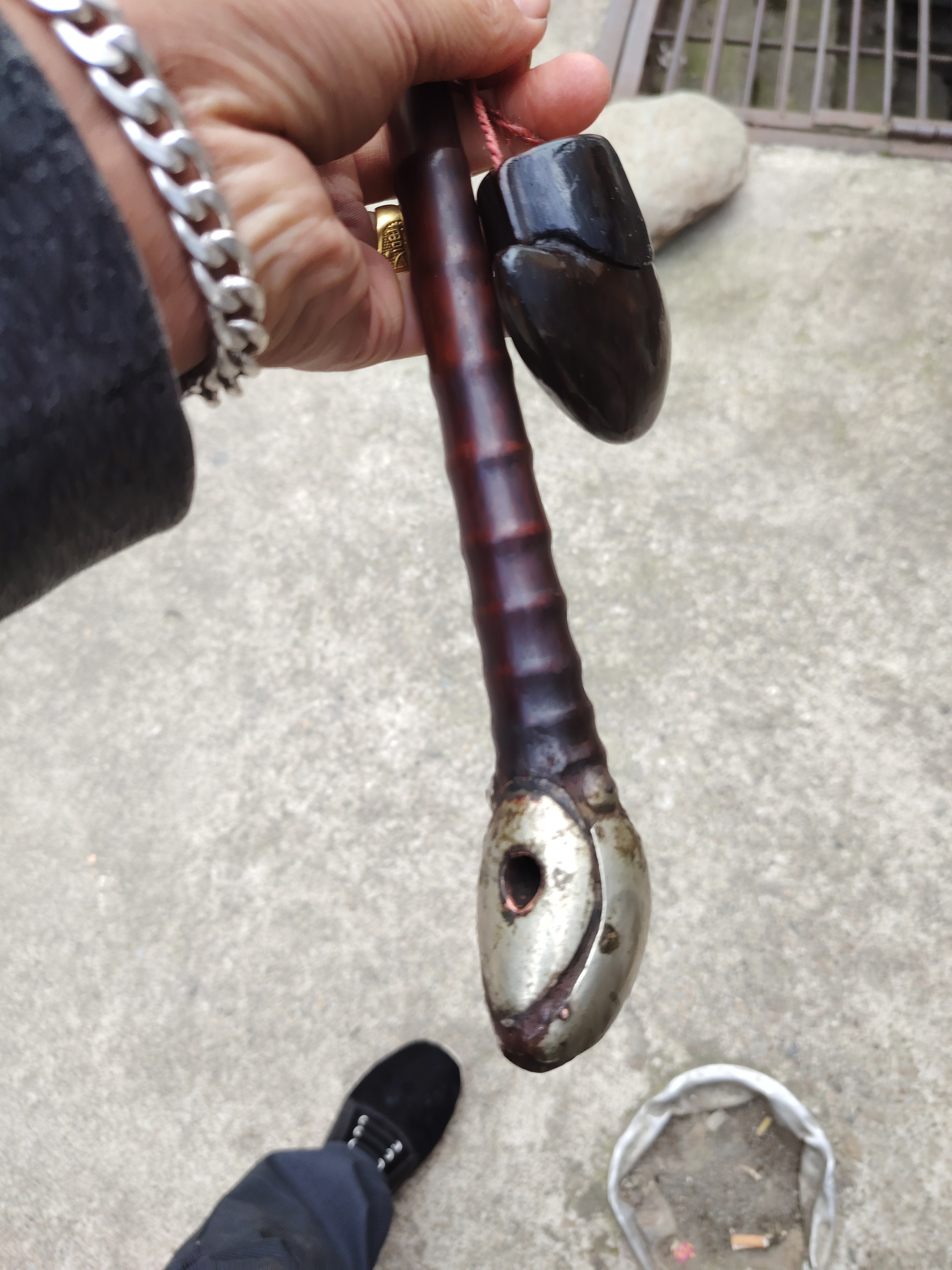 这个抽烟的烟嘴还是象牙做的,这只烟杆的主人一定很富有