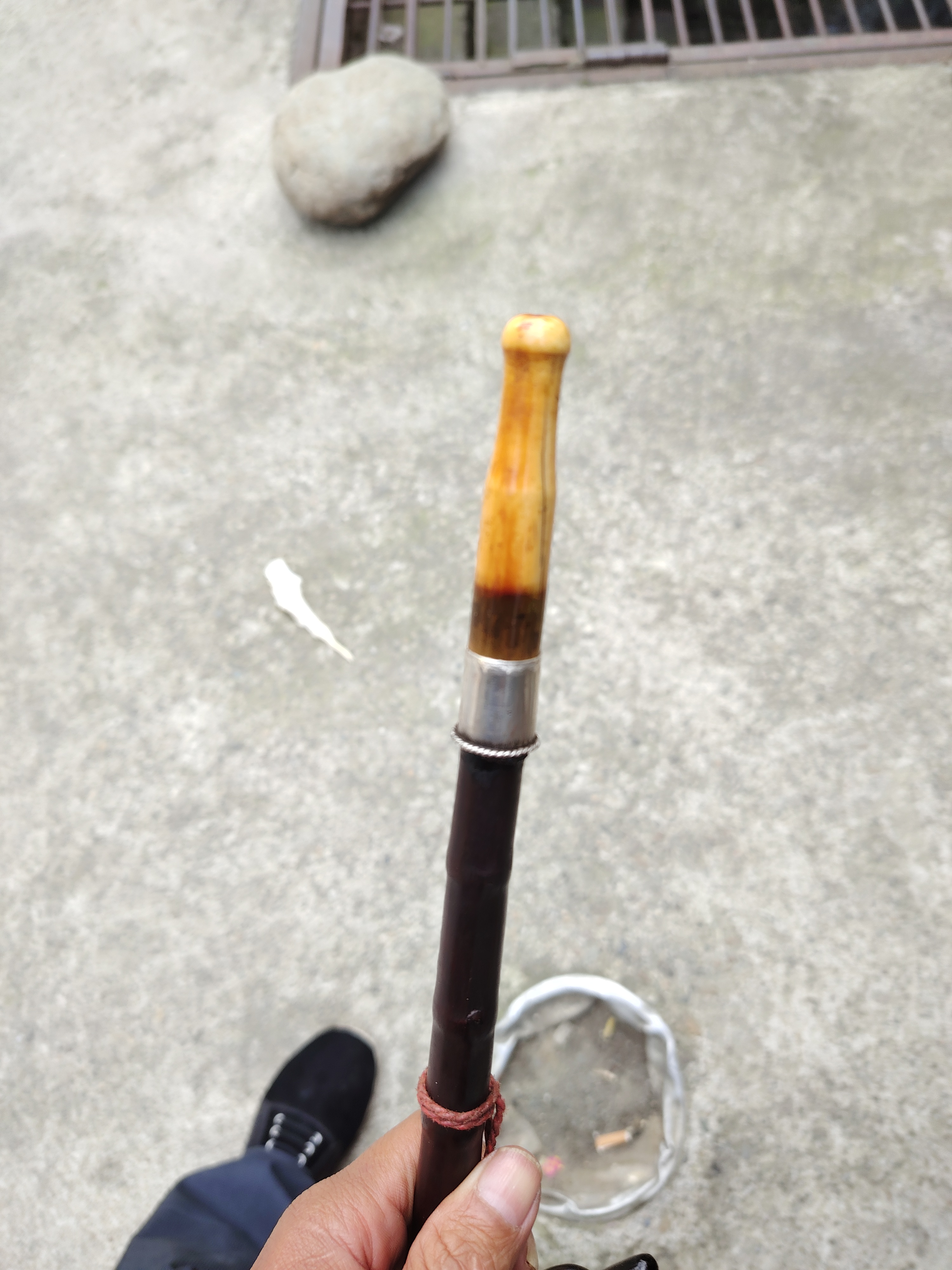 这个抽烟的烟嘴还是象牙做的,这只烟杆的主人一定很富有