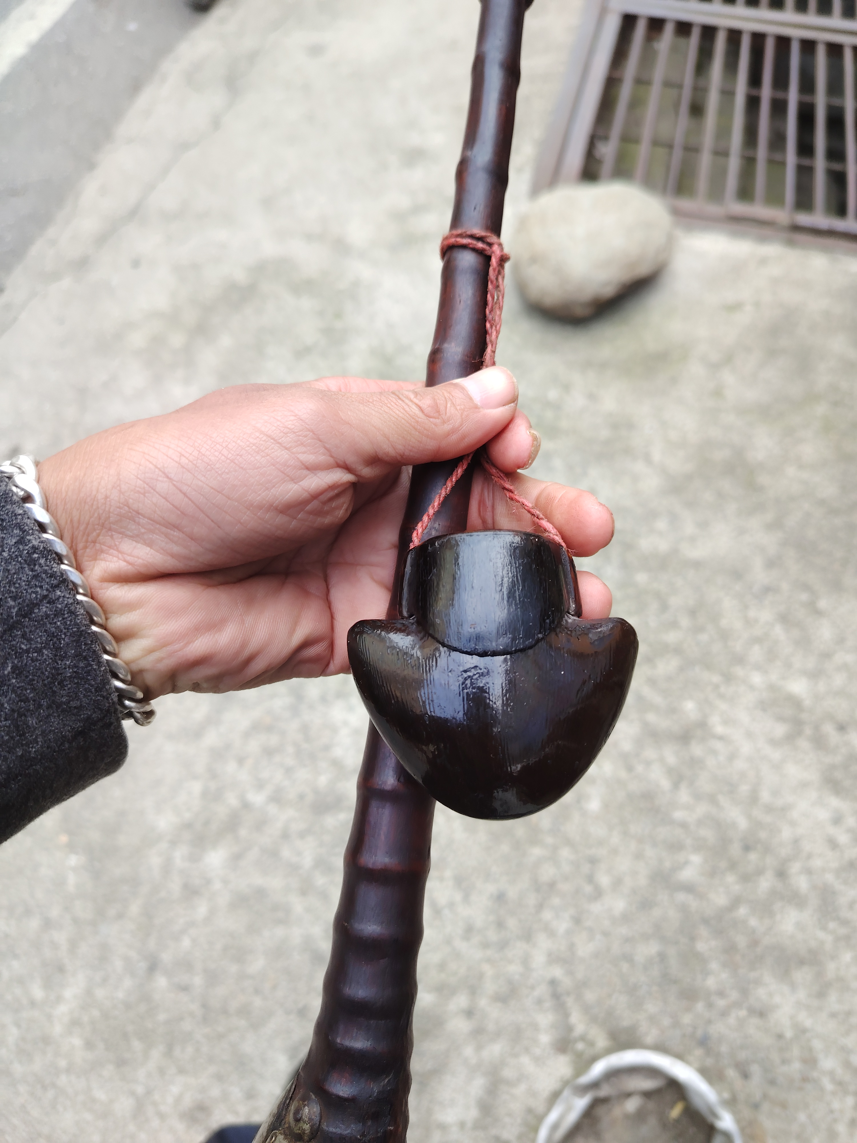 这个抽烟的烟嘴还是象牙做的,这只烟杆的主人一定很富有