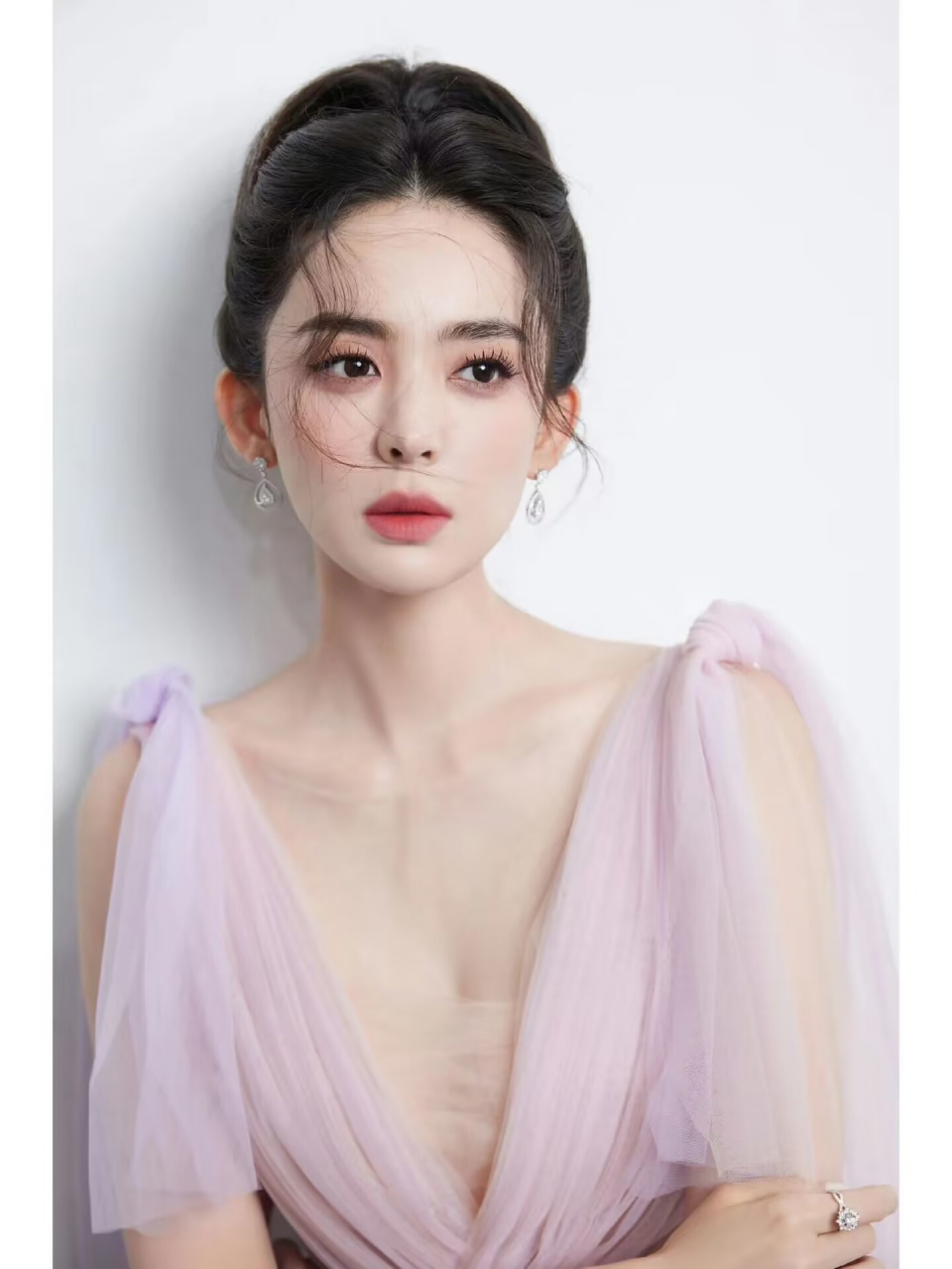 宋威龙现女友家庭条件各方面确实蛮不错的,只不过对方的瓜挺多的