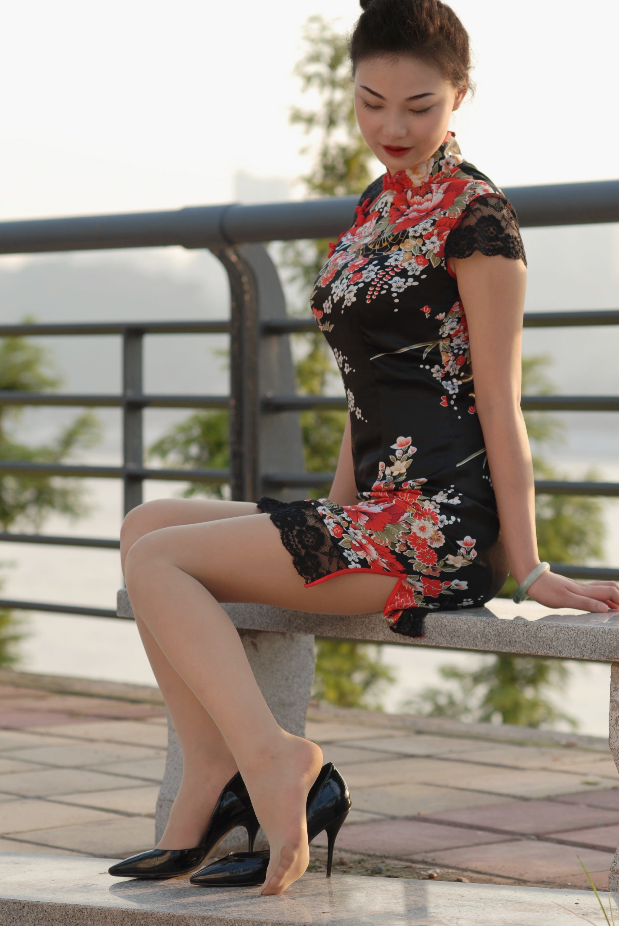 mk某酒店一位穿旗袍丝袜黑高跟的礼仪小姐