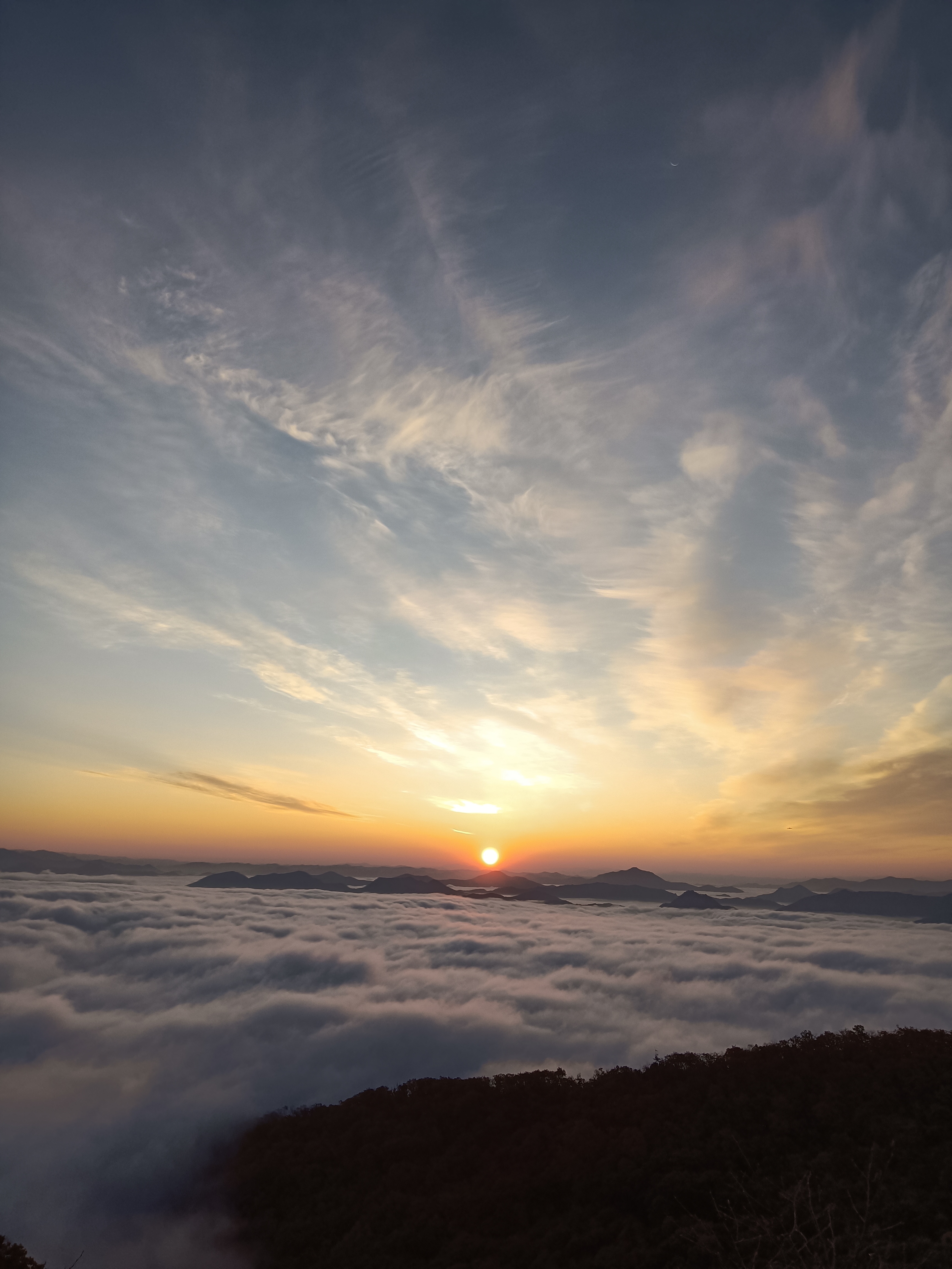 太阳出来照大地图片图片