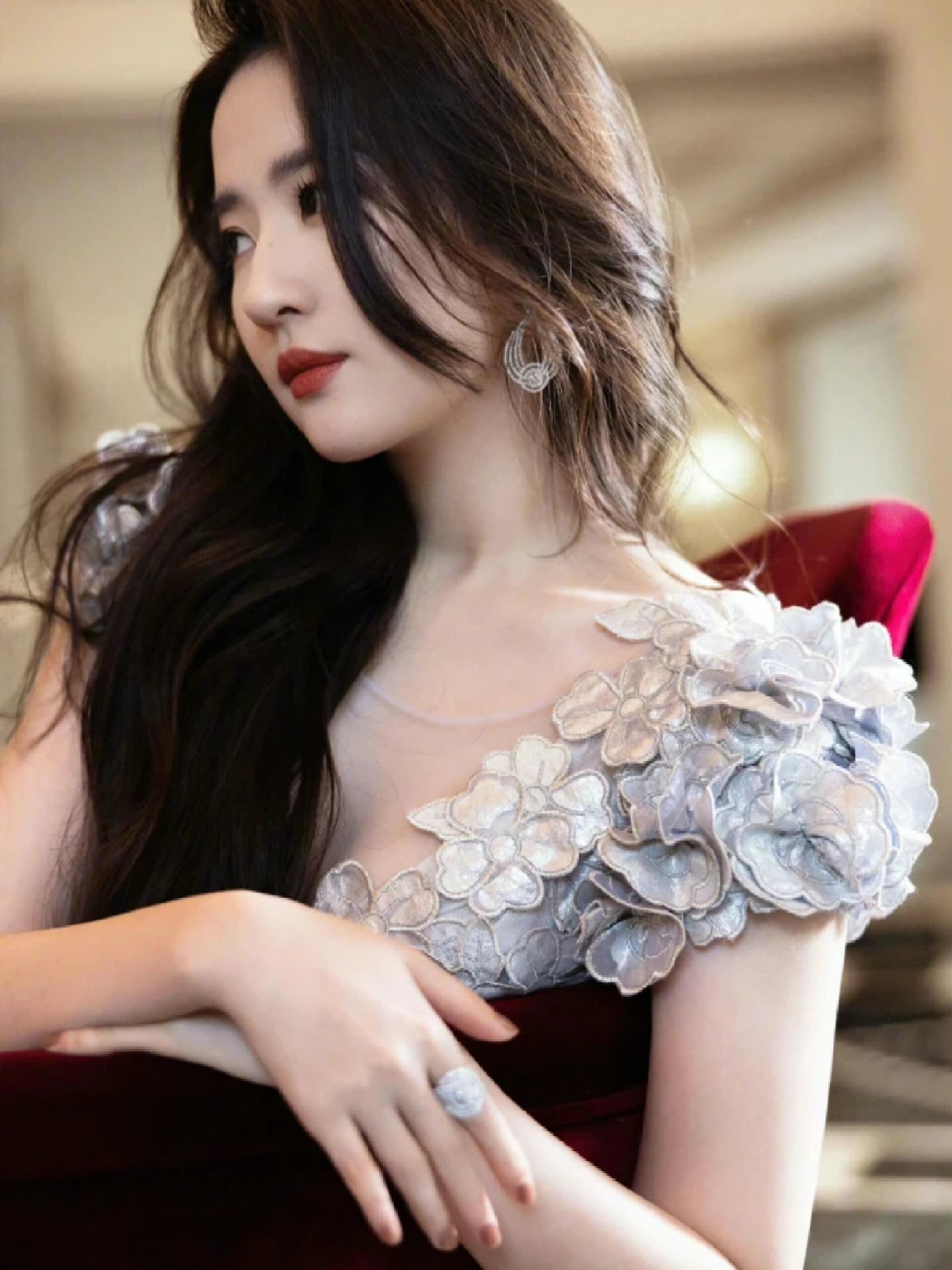 刘亦菲, 仙女姐姐美如画,一颦一笑摄人心魄.