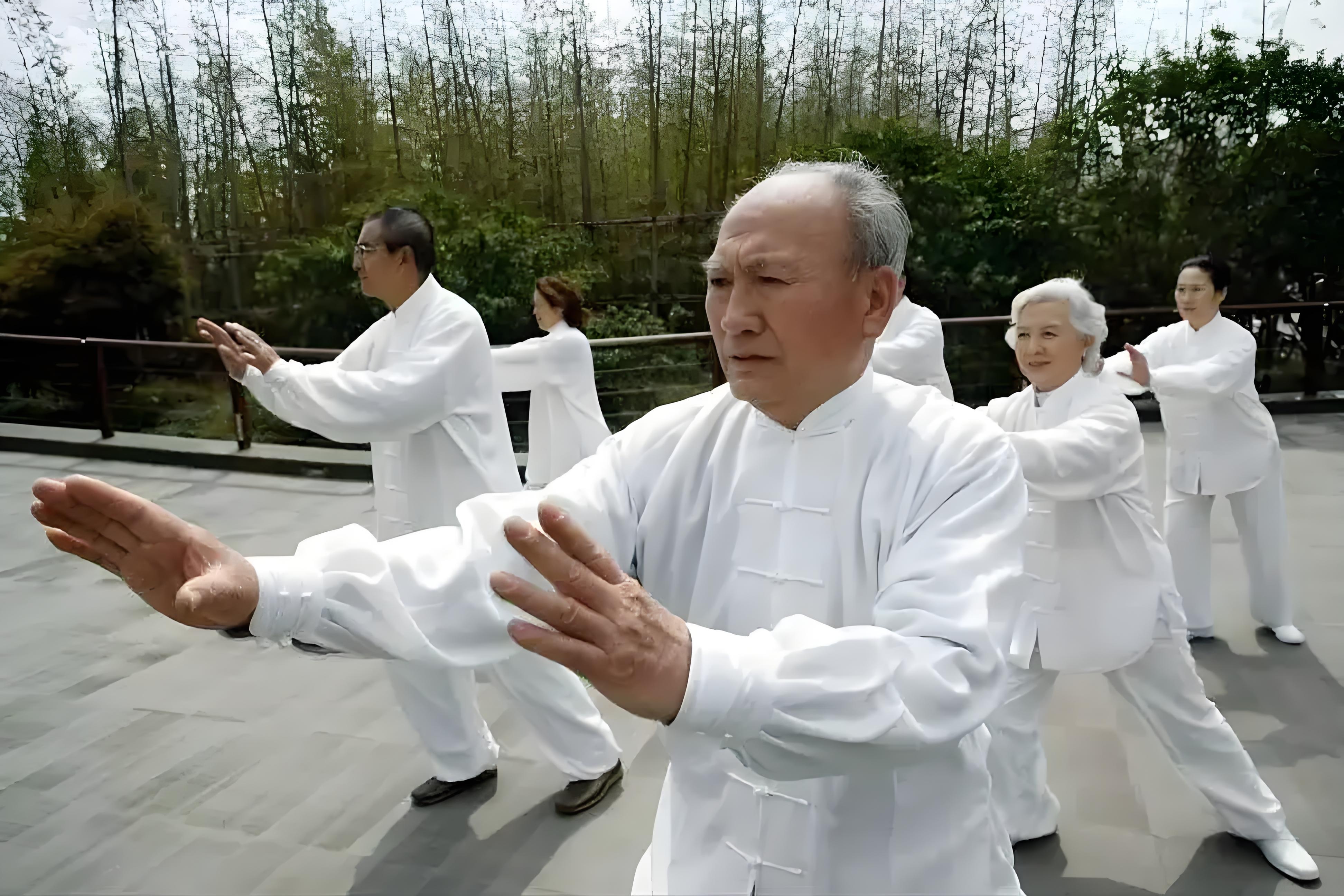 太极拳与生活# 六,七十岁老年人练习太极拳的方法与步骤:1,准备阶段