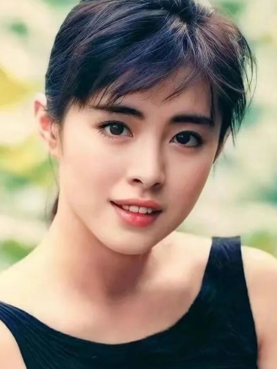 王祖贤,经典的港风美人,剑眉星目,英姿飒爽,怼脸拍无敌,动态比静态更