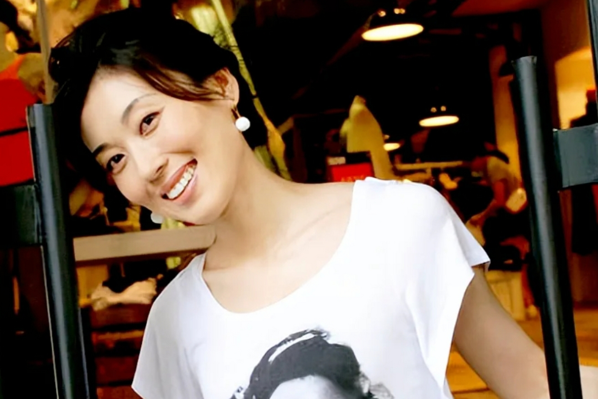 央视当家花旦李红年轻漂亮.