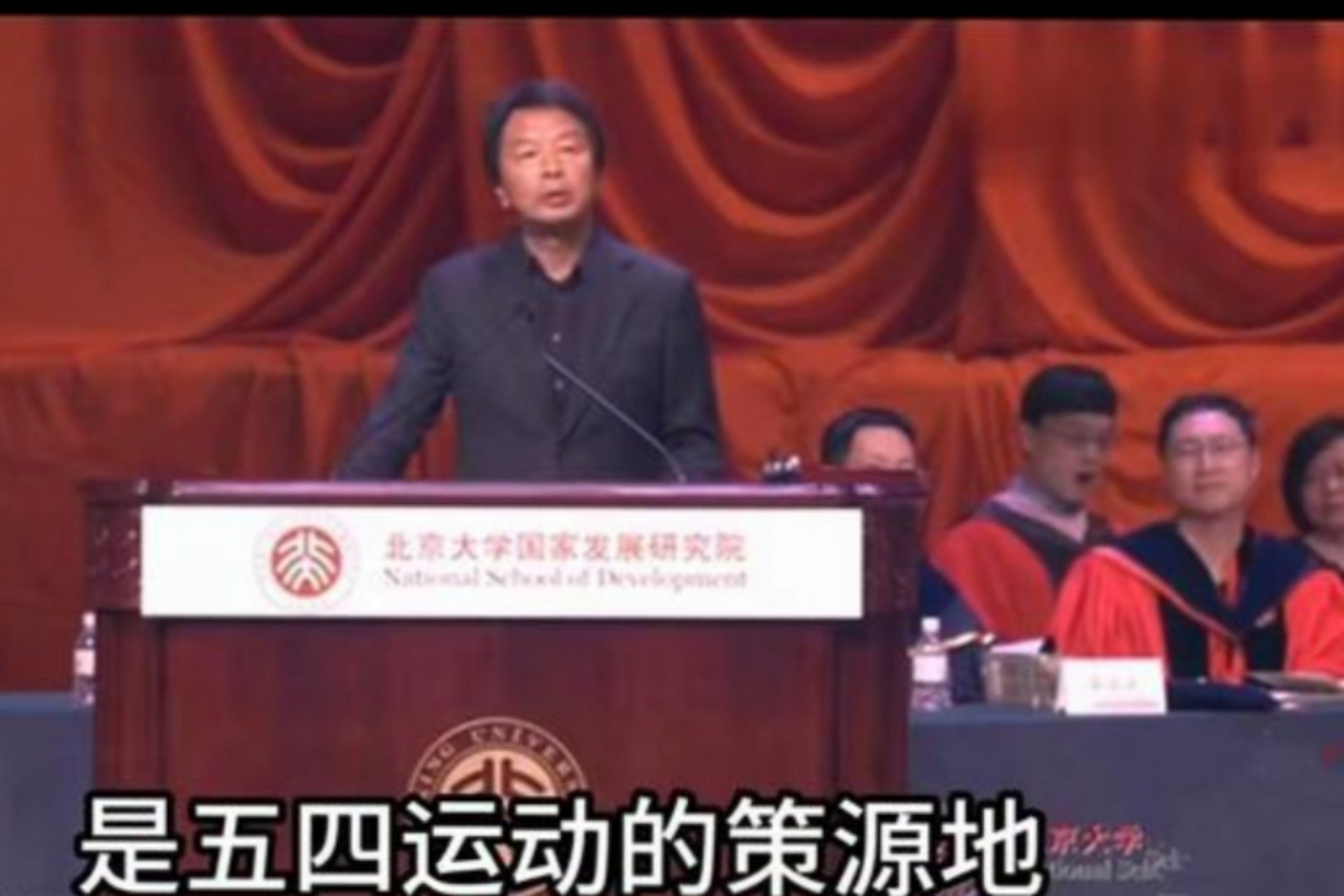 刘震云,作家,编剧,1978年以河南省高考文科状元的身份考入了北京大学