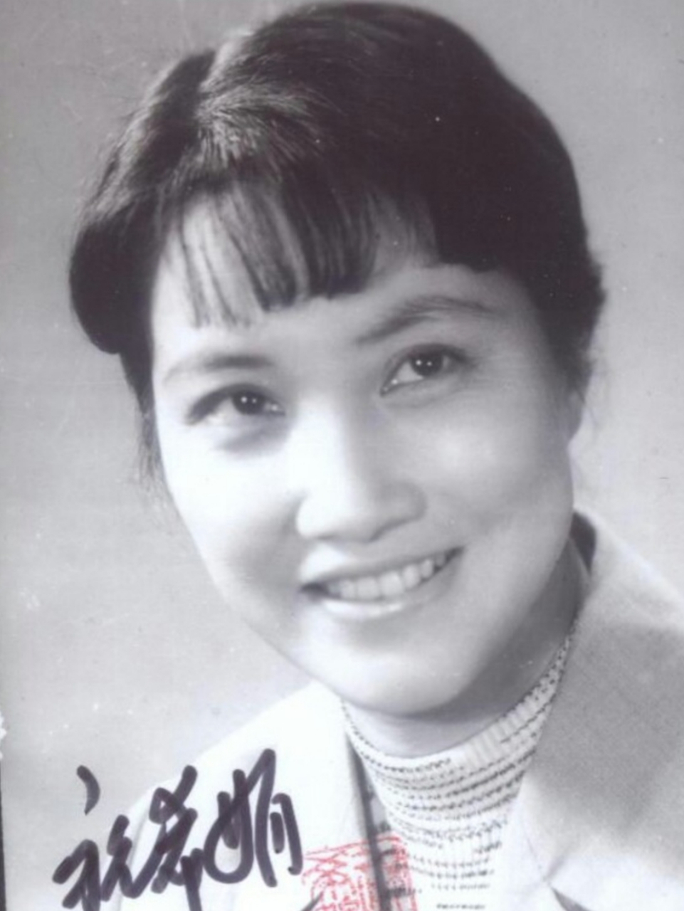 她是电影《红色娘子军》中嫉恶如仇的吴琼花.