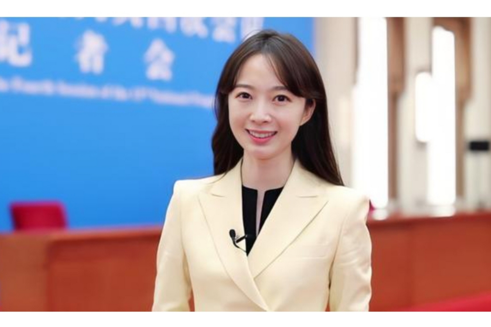 她被称为新华社最美女记者,一双会笑的眼睛,总是让屏幕前的观众忍不住