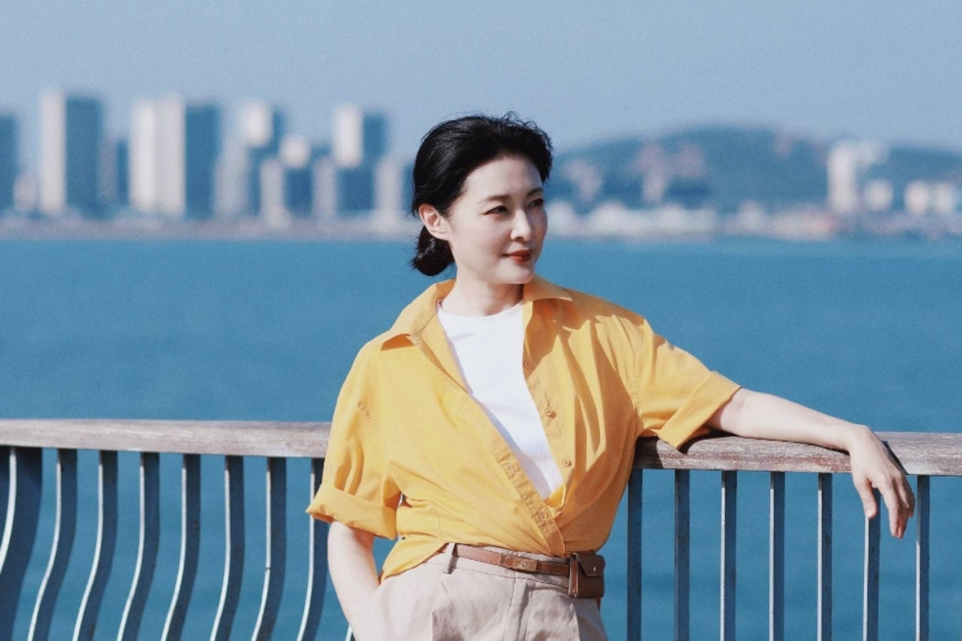 周涛的气质从年轻时就已经很好了,90年代,周涛年轻时,留下的一张罕见