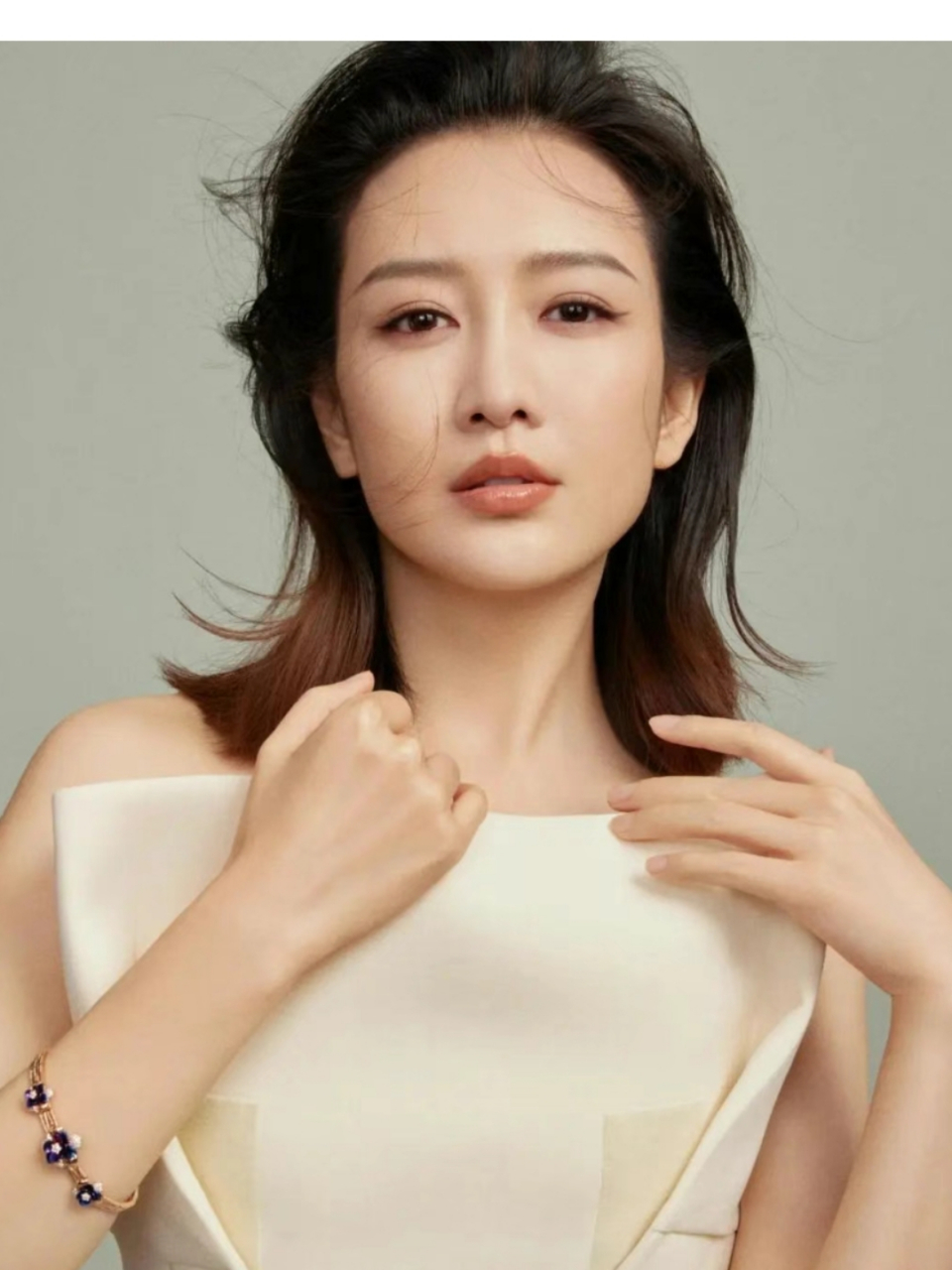 2002年,她参加cctv模特电视大赛全国总决赛获得最上镜奖后,开始由模特