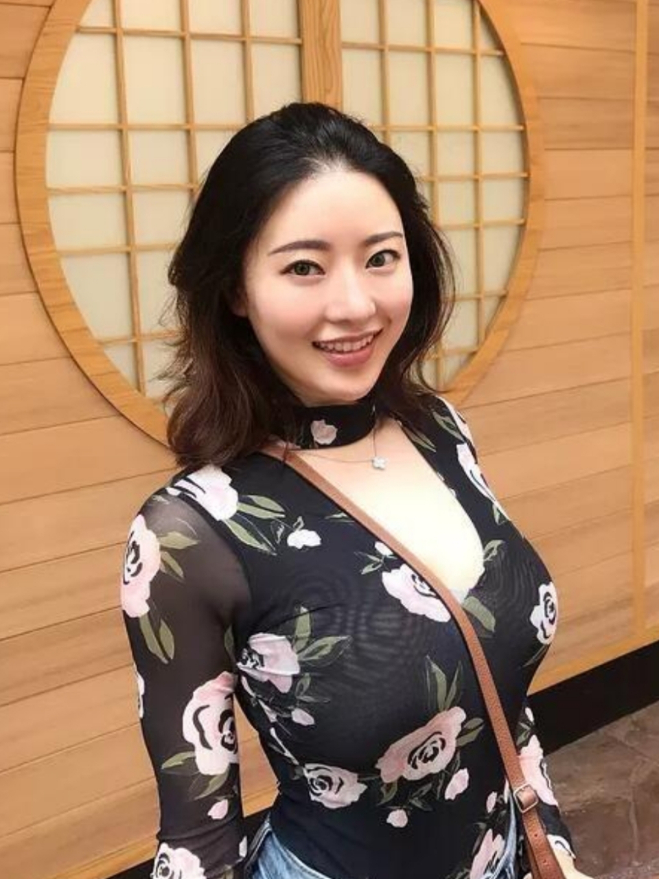 蒋娉婷穿着非常的得体,这种搭配适合在各种场合表现你的时尚潮流品味