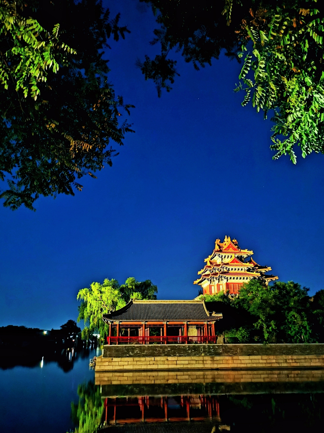 故宫东角楼夜景  故宫北门神武门的东,西角楼,是紫禁城池的一部分
