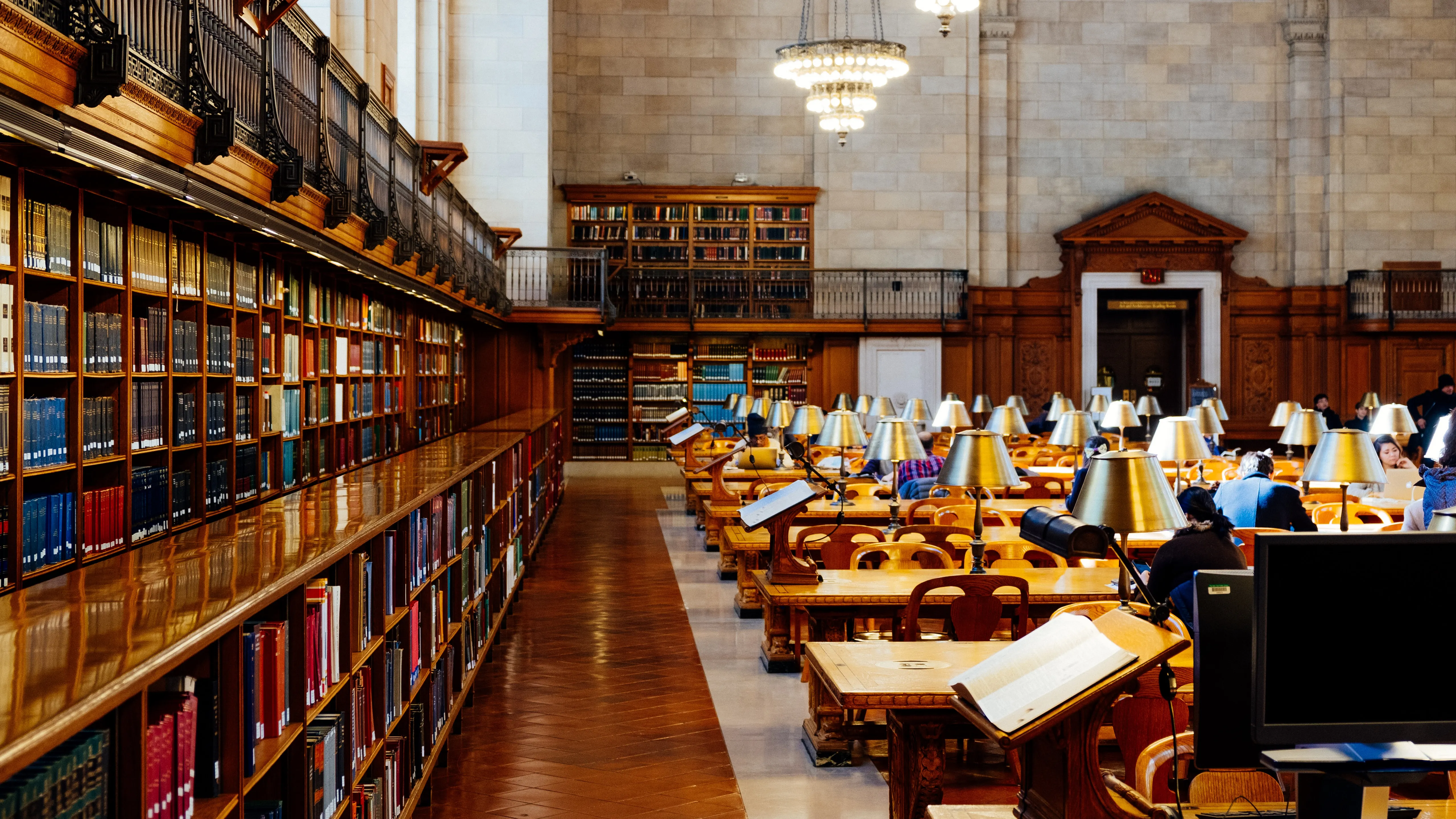 我考研期间把金手镯子忘在图书馆了,吓得我马上回去找.