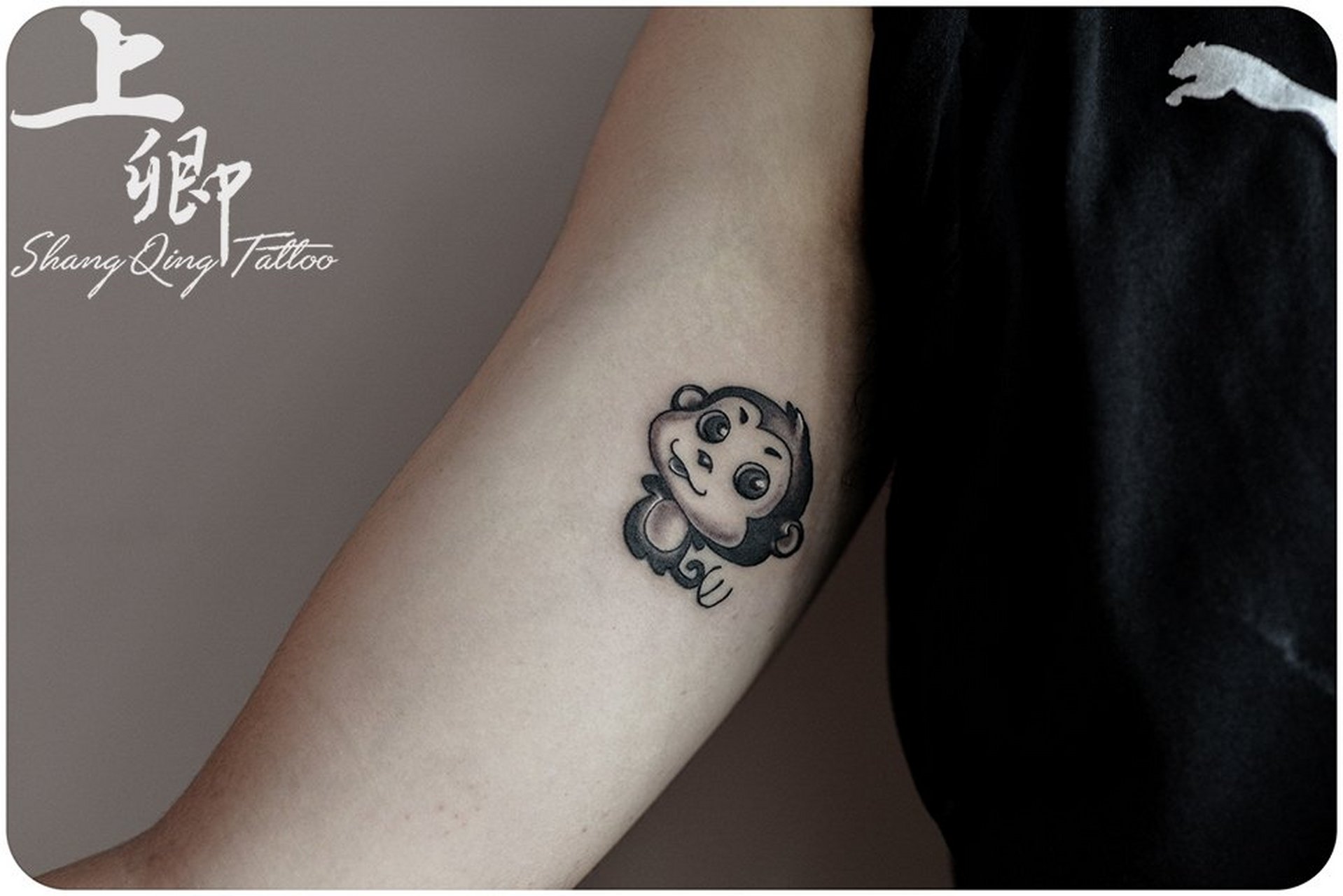 上海上卿纹身作品—手臂#小猴子纹身,一枚卡通风格的可爱小猴子与