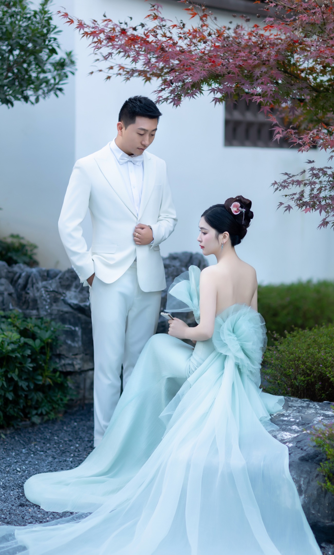 新娘如画中仙子,一袭白纱轻盈飘逸,头戴皇冠更显高