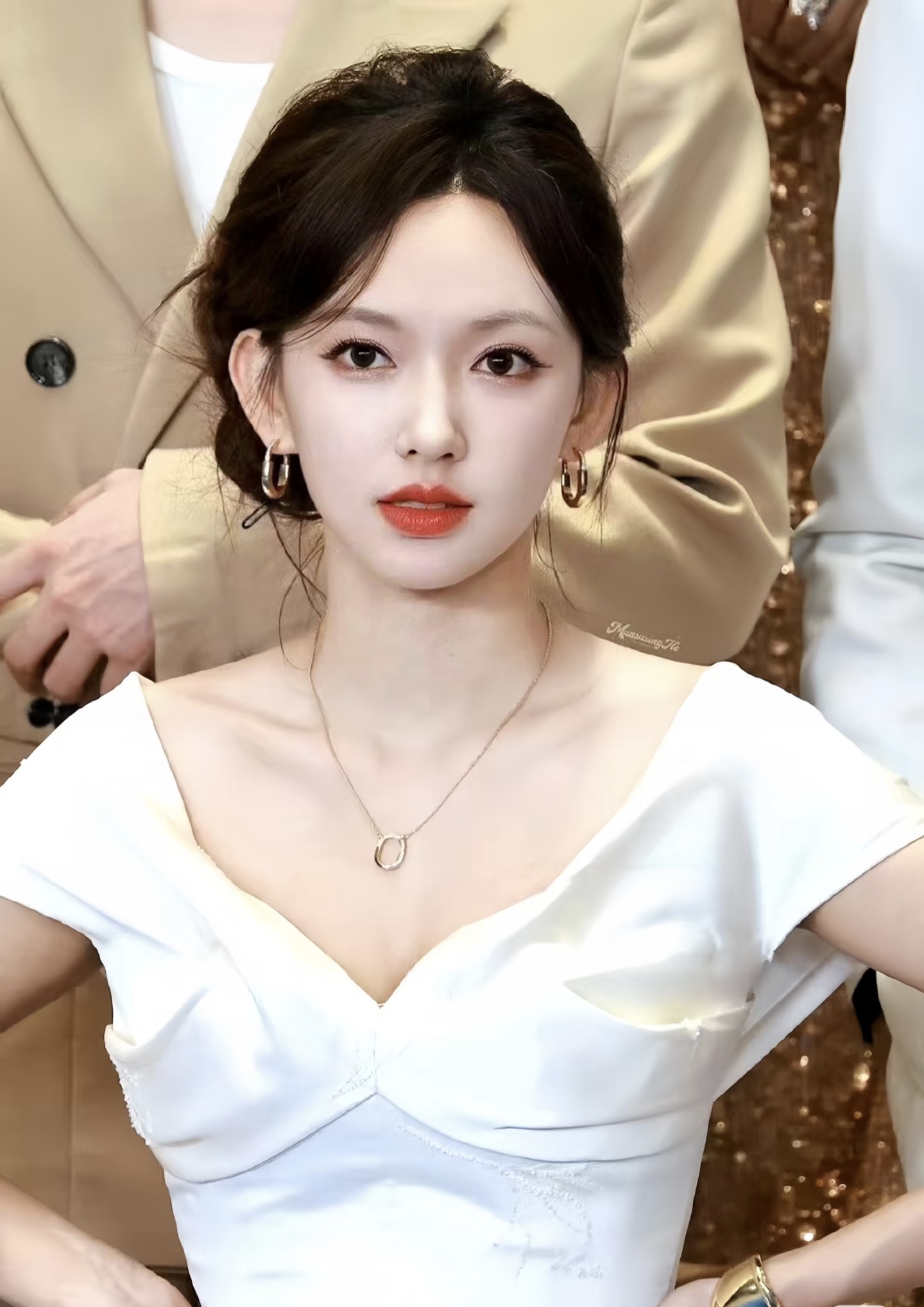 家人们,我今天刷到程潇穿白色礼服的照片,那场面,直接把我cpu干烧了!